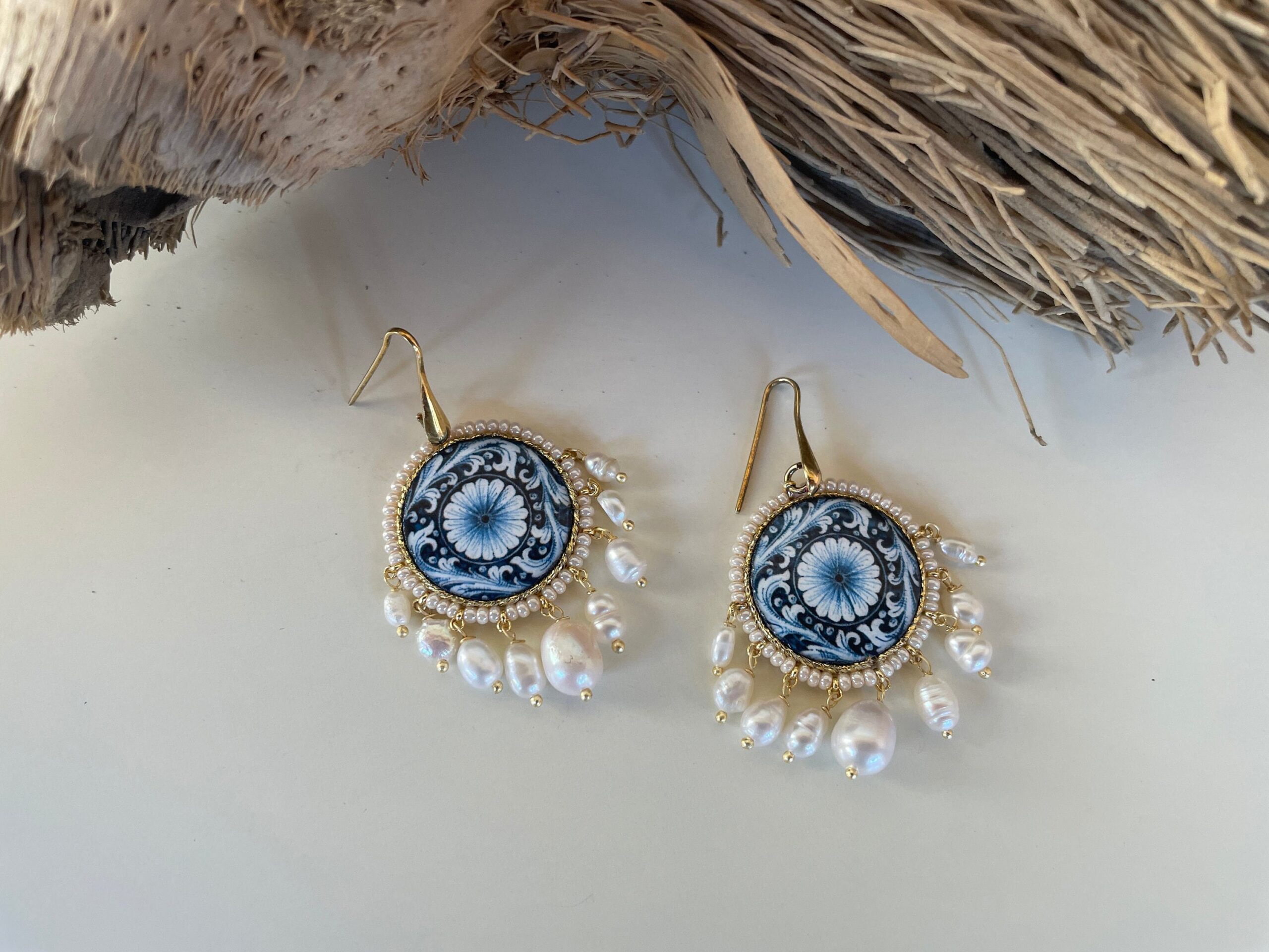 Orecchini mattonella tonda di ceramica di Caltagirone e perle di fiume, orecchini argento pendenti, orecchini siciliani, regalo per lei Orecchini con Mattonelle Caltagirone