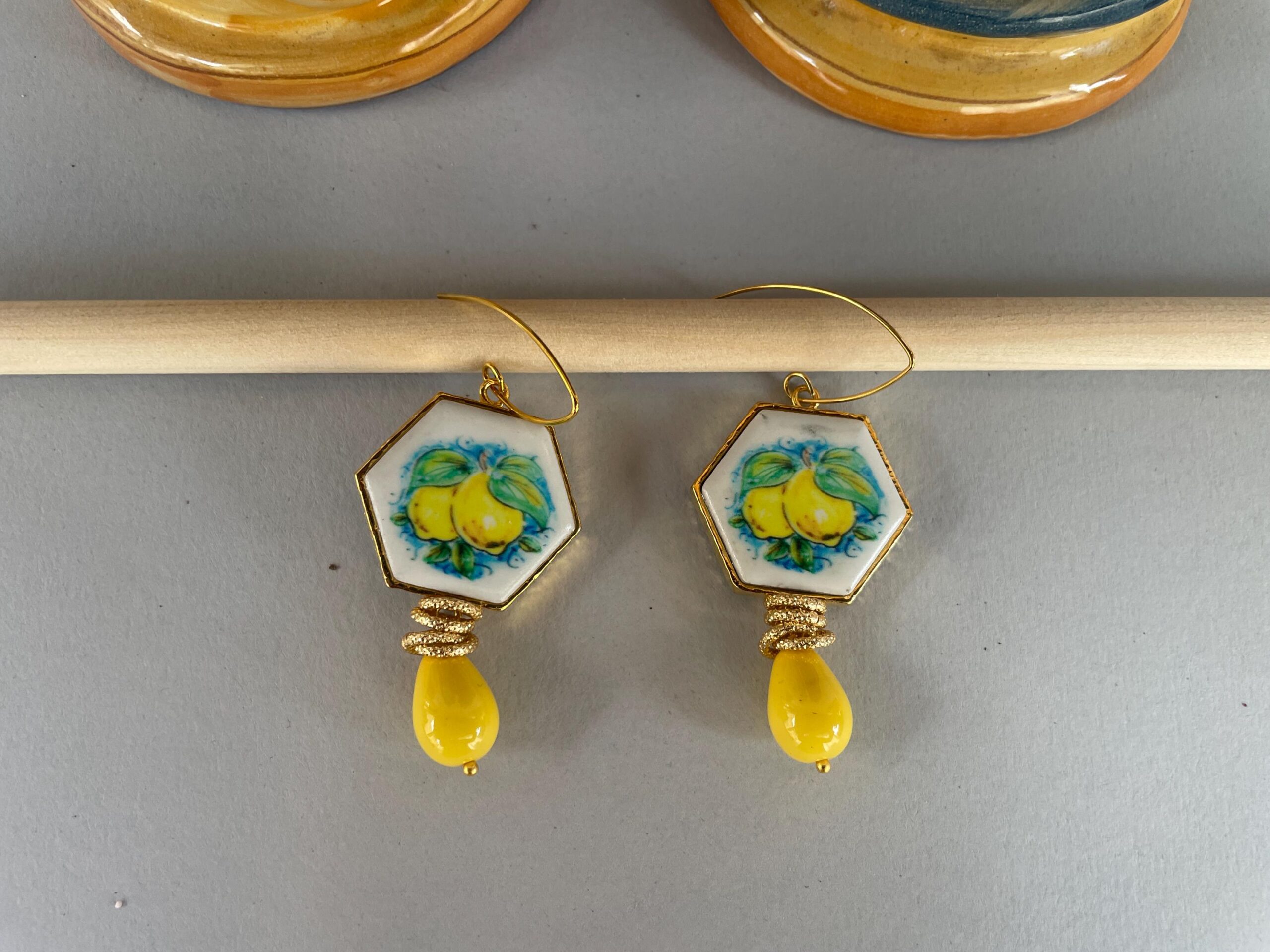 Orecchini siciliani, gancio ovale, mattonella ceramica di Caltagirone con limoni, perla a goccia gialla Limoni e Agrumi