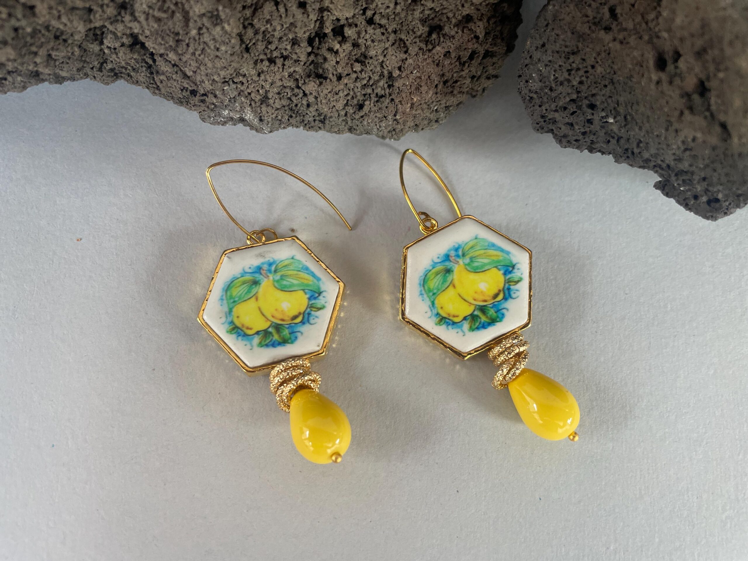 Orecchini siciliani, gancio ovale, mattonella ceramica di Caltagirone con limoni, perla a goccia gialla Limoni e Agrumi