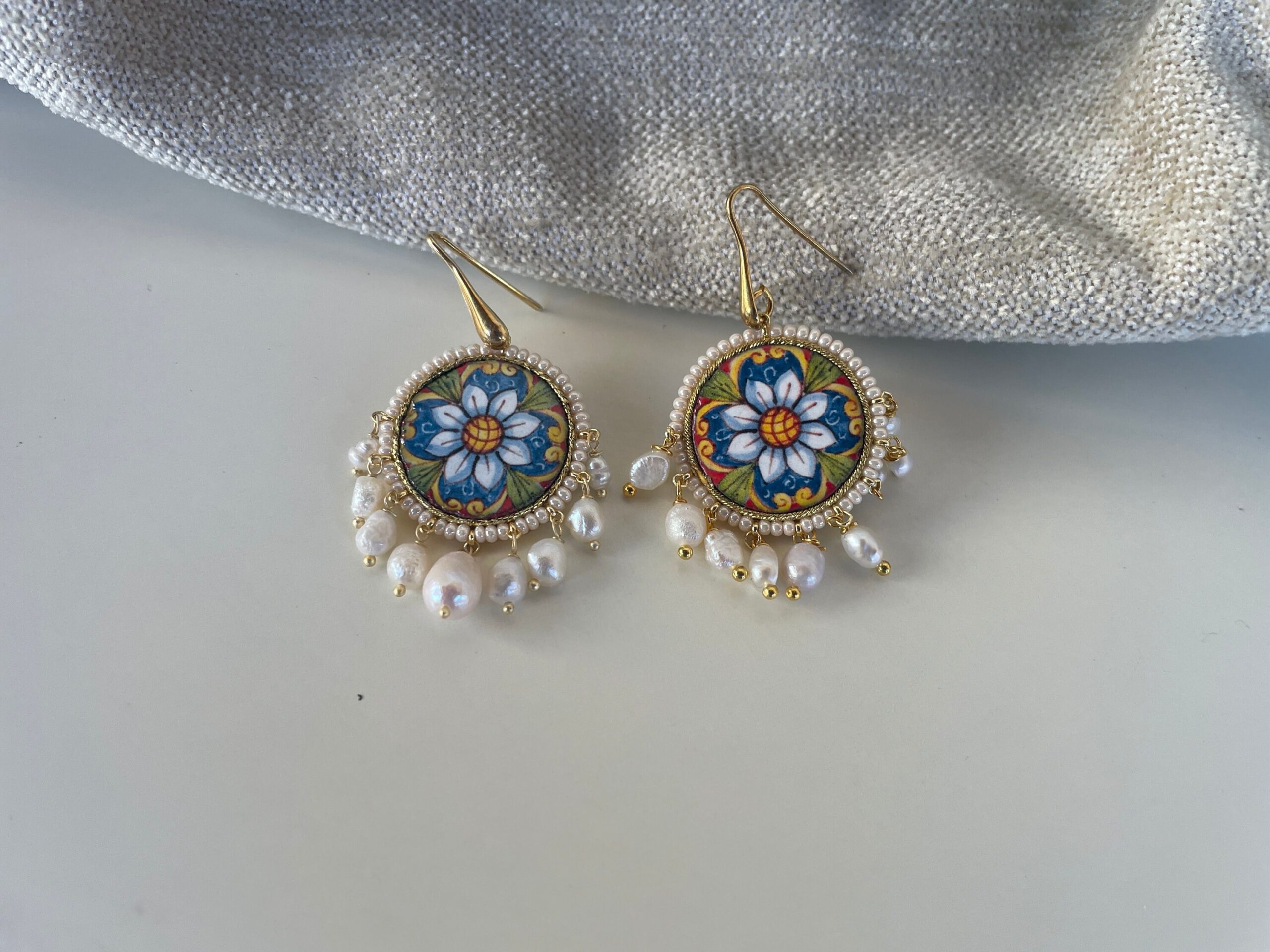 Orecchini argento pendenti, orecchini siciliani, orecchini mattonella tonda di ceramica di Caltagirone e perle di fiume, regalo per lei Orecchini con Mattonelle Caltagirone