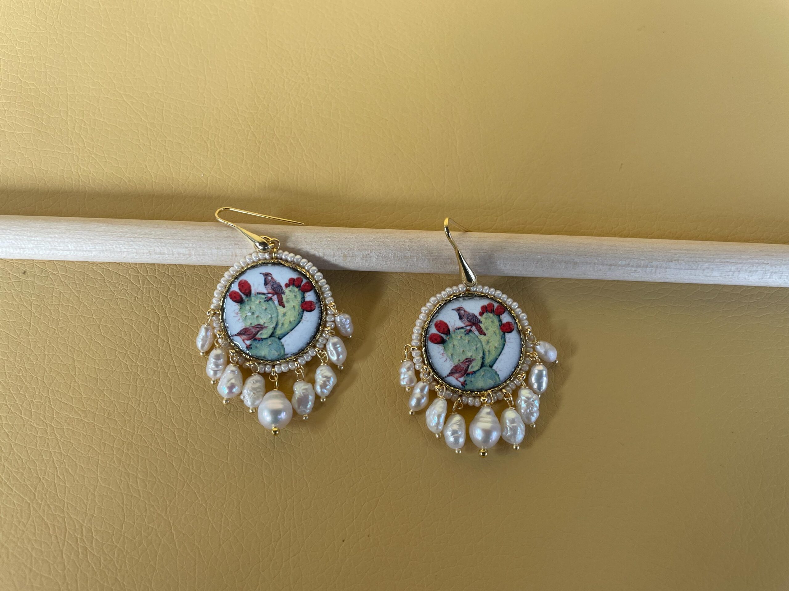 Orecchini argento, con mattonella tonda in Ceramica di Caltagirone, Fico d’India e perle di fiume Fichi d'India e cactus