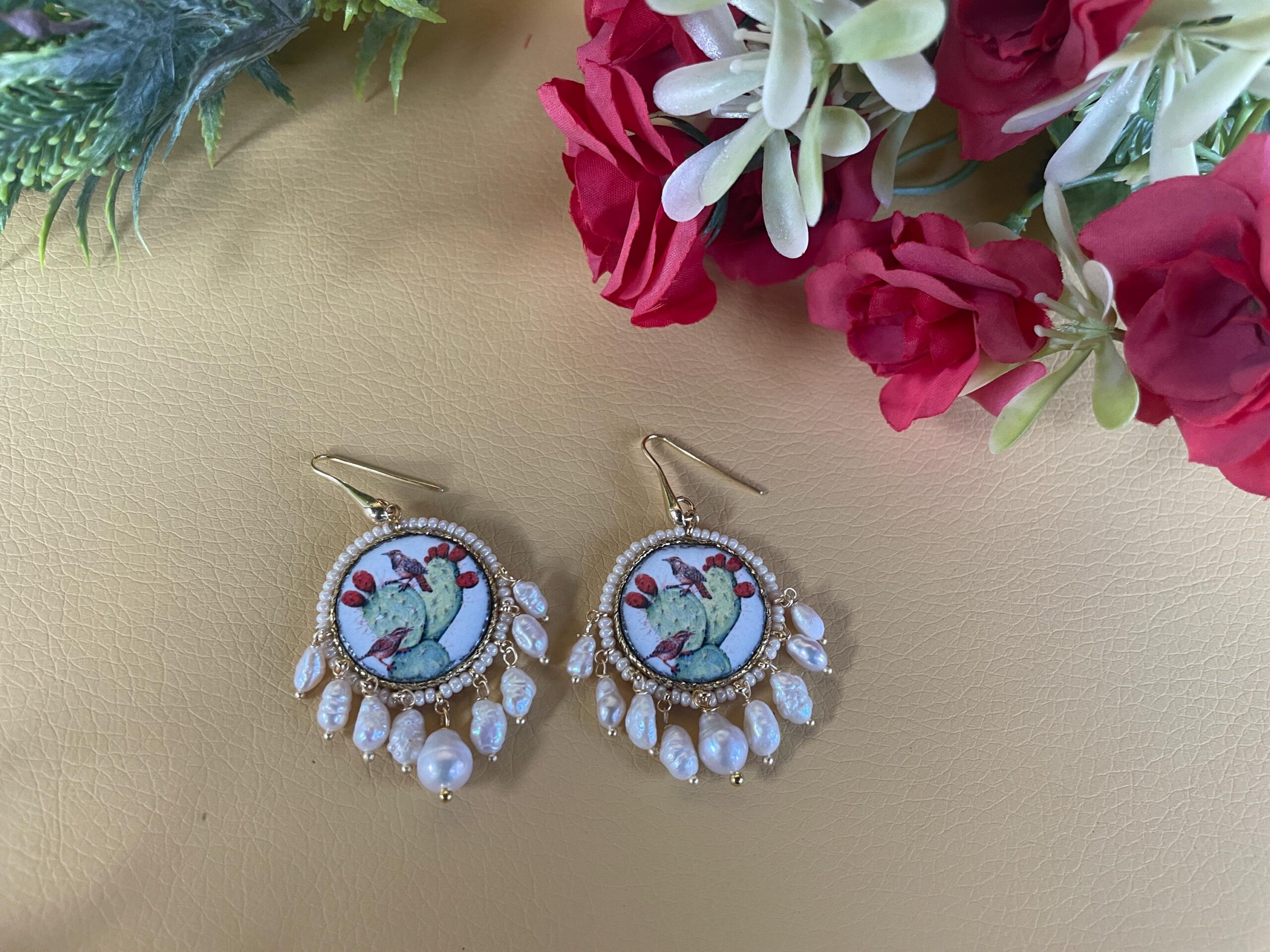 Orecchini argento, con mattonella tonda in Ceramica di Caltagirone, Fico d’India e perle di fiume Fichi d'India e cactus