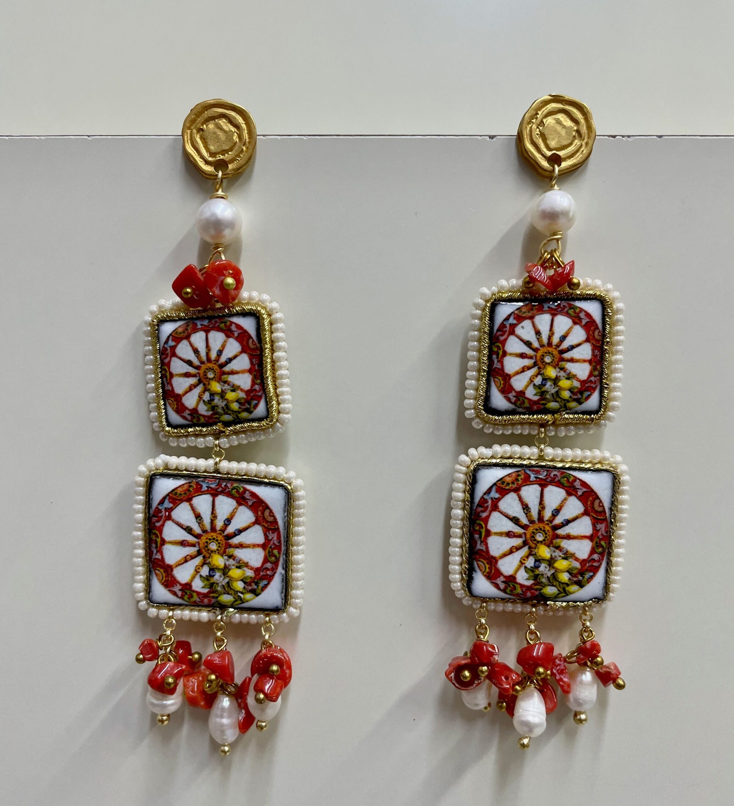 Orecchini siciliani, lunghi, con mattonelle di ceramica di Caltagirone, ruota di carretto e perle miste Folklore siciliano