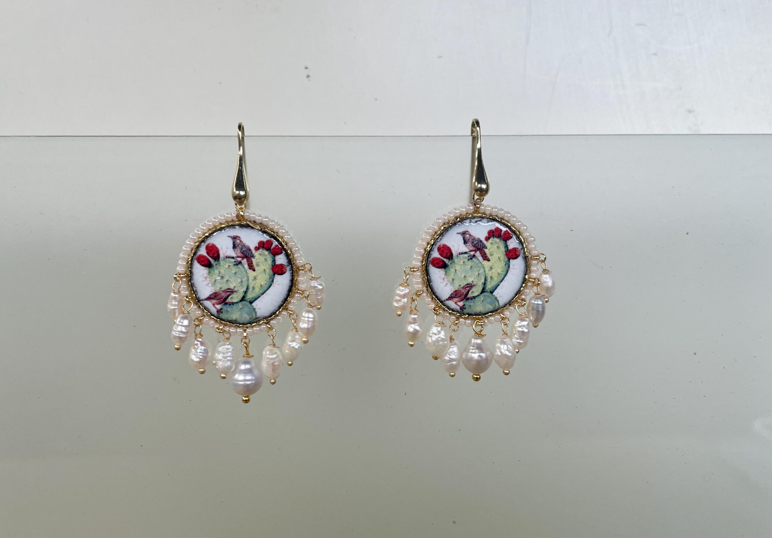 Orecchini argento, con mattonella tonda in Ceramica di Caltagirone, Fico d’India e perle di fiume Fichi d'India e cactus