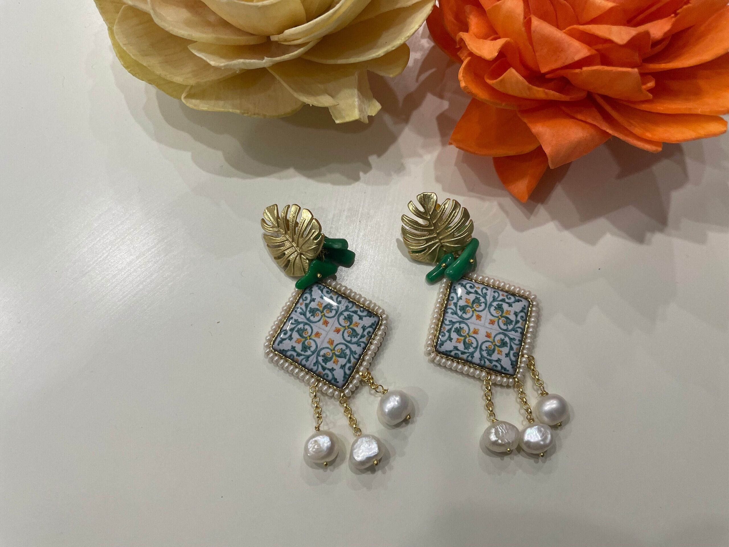 Orecchini con mattonella ceramica di Caltagirone, corallo bambù verde, perle di fiume e perno in bronzo Orecchini con Mattonelle Caltagirone
