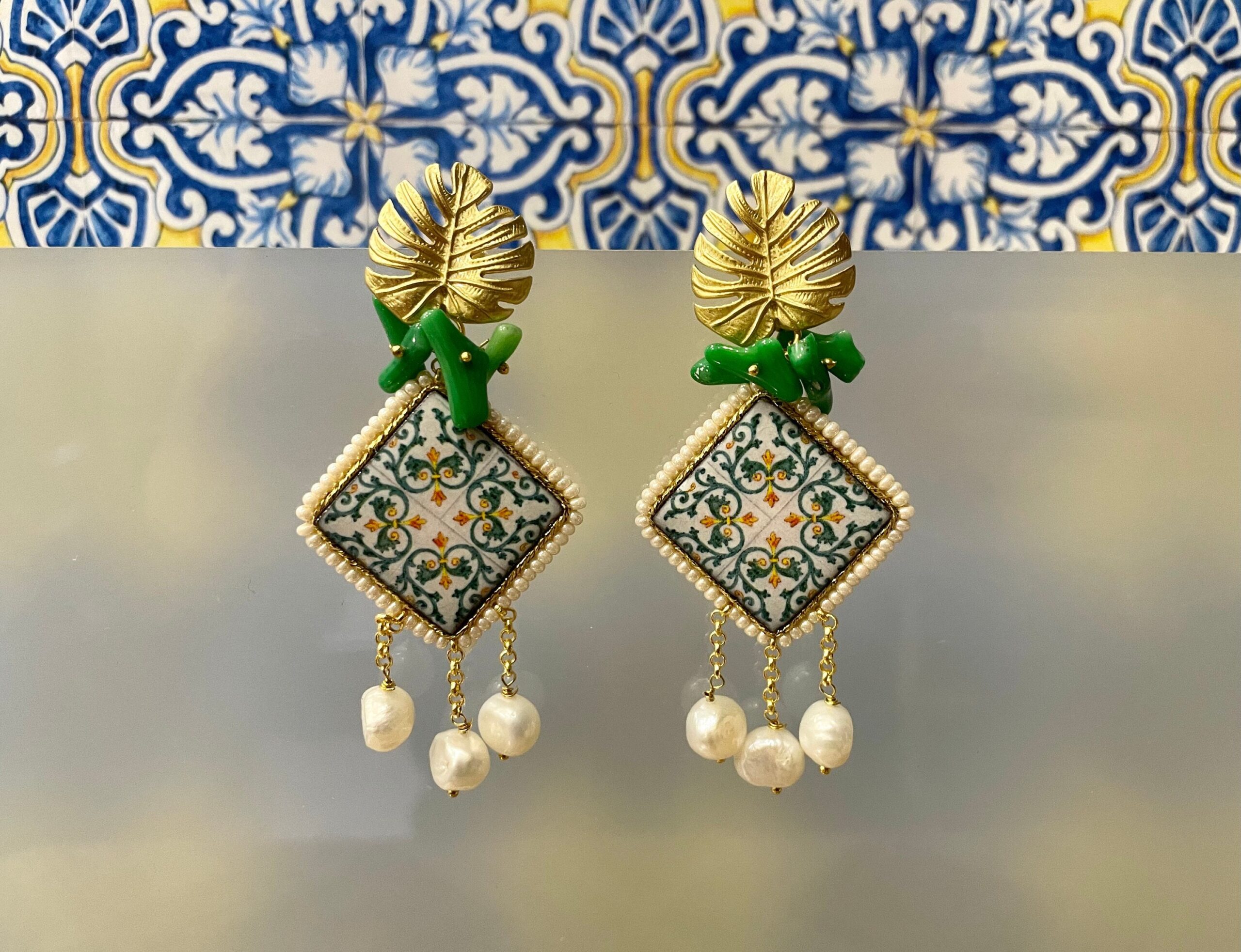 Orecchini con mattonella ceramica di Caltagirone, corallo bambù verde, perle di fiume e perno in bronzo Orecchini con Mattonelle Caltagirone