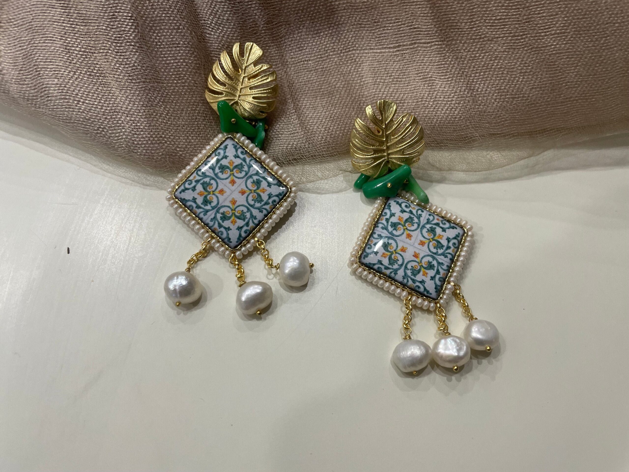 Orecchini con mattonella ceramica di Caltagirone, corallo bambù verde, perle di fiume e perno in bronzo Orecchini con Mattonelle Caltagirone