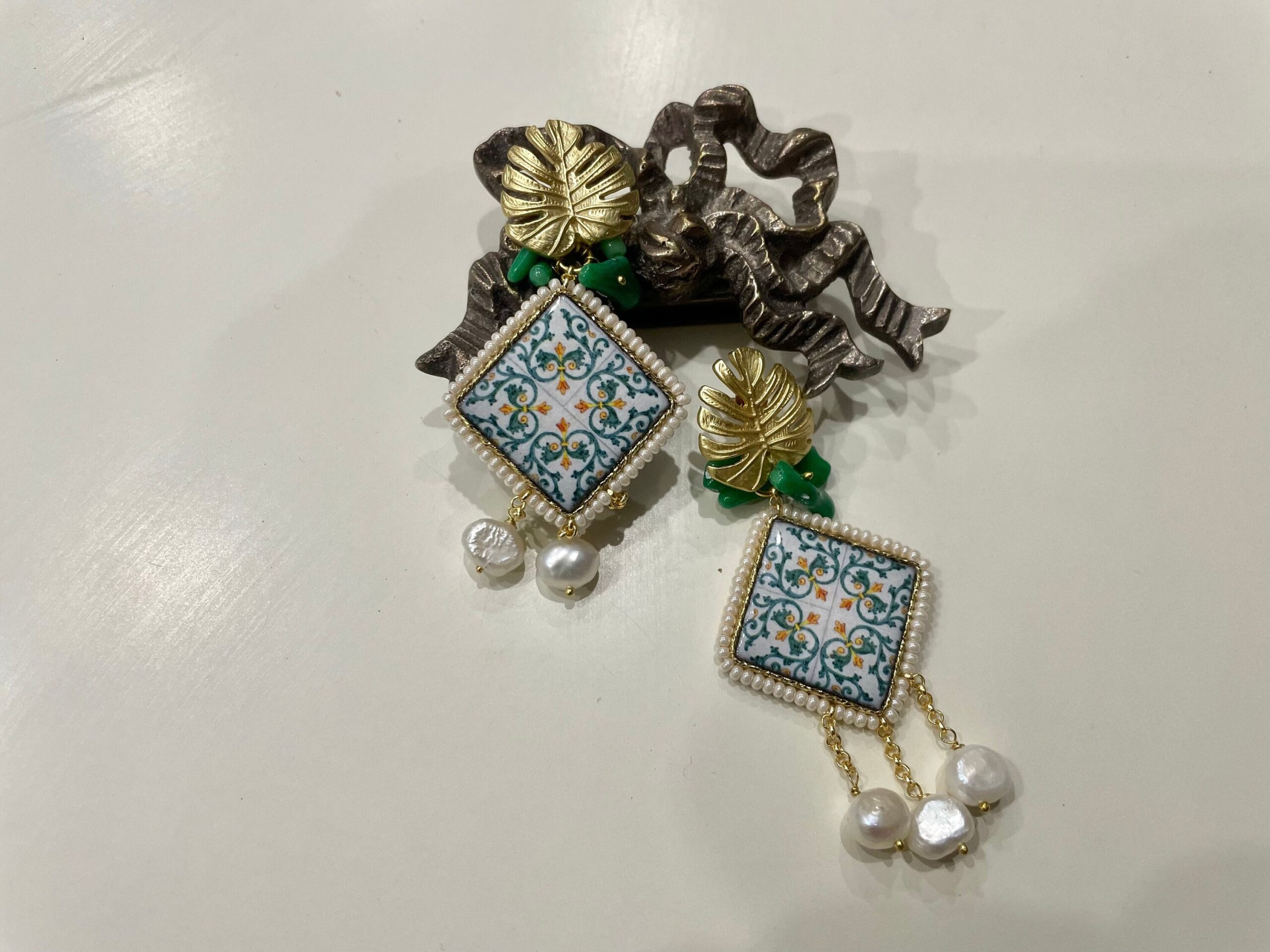 Orecchini con mattonella ceramica di Caltagirone, corallo bambù verde, perle di fiume e perno in bronzo Orecchini con Mattonelle Caltagirone