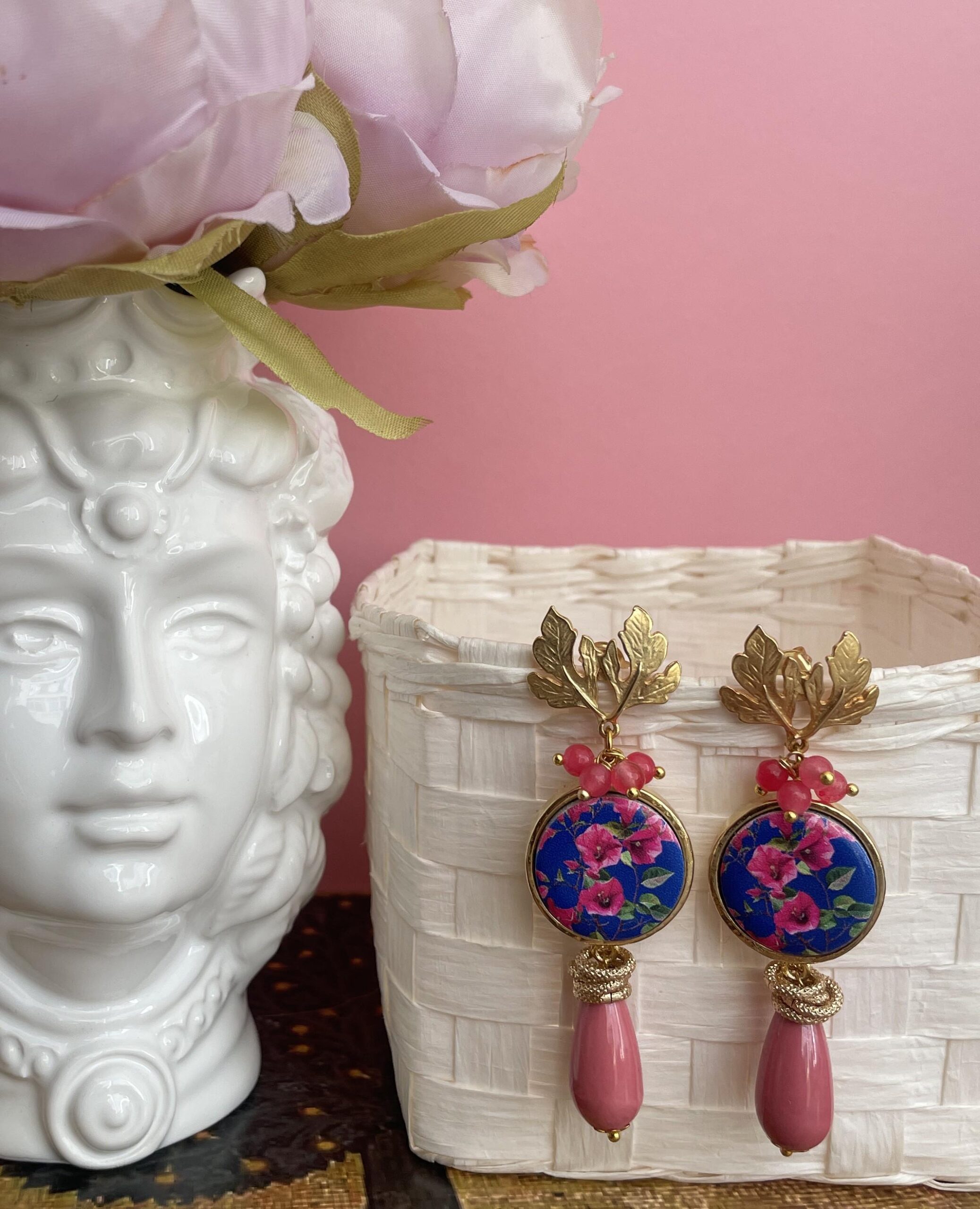 Orecchini con mattonelle Caltagirone, orecchini siciliani con Bouganvillea, orecchini pendenti con perla rosa a goccia. Fiori di Sicilia