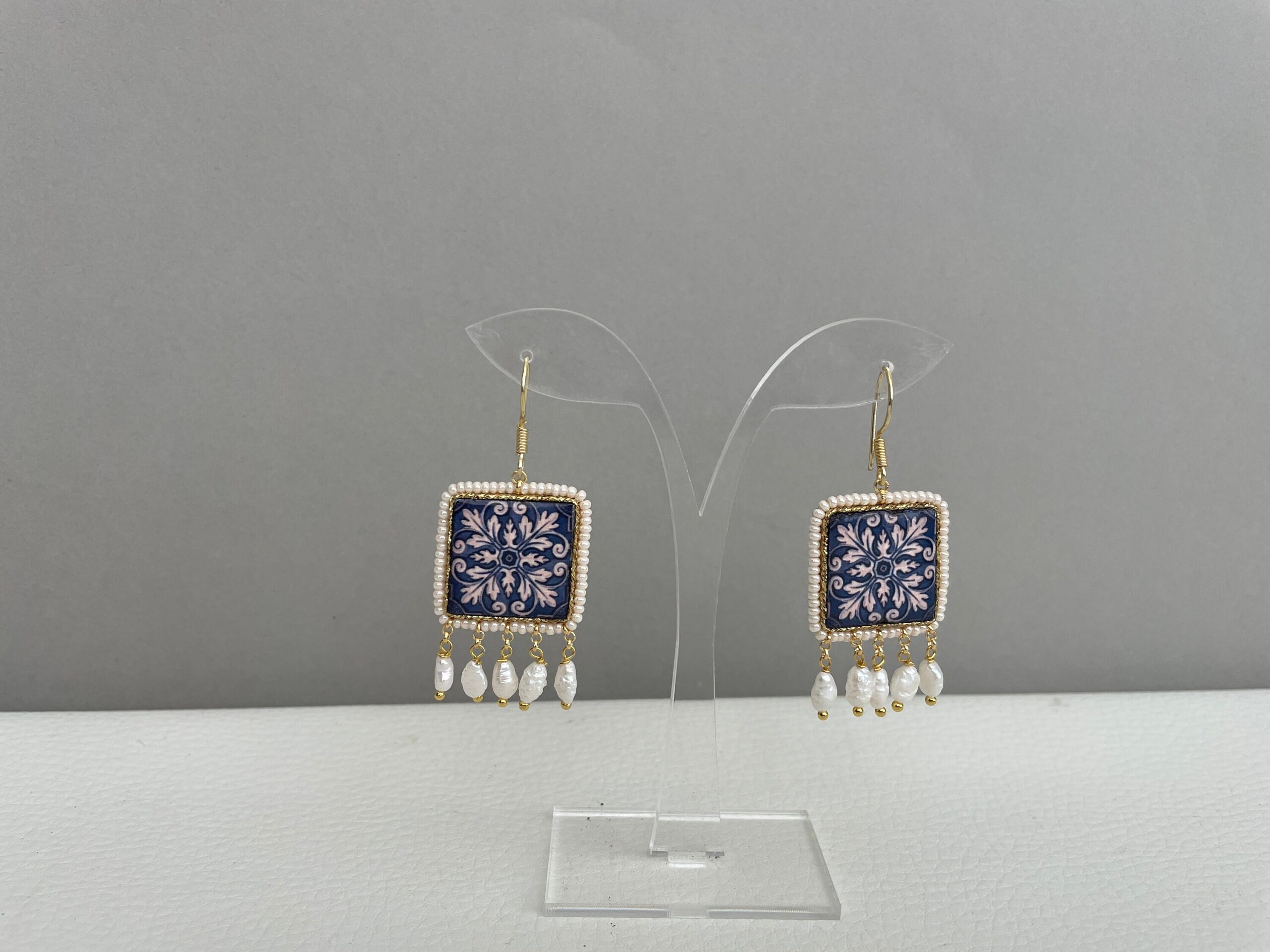 Orecchini siciliani con mattonella Caltagirone, fantasia geometrico-floreale, perle di fiume, orecchini pendenti, made in sicily. Orecchini con Mattonelle Caltagirone