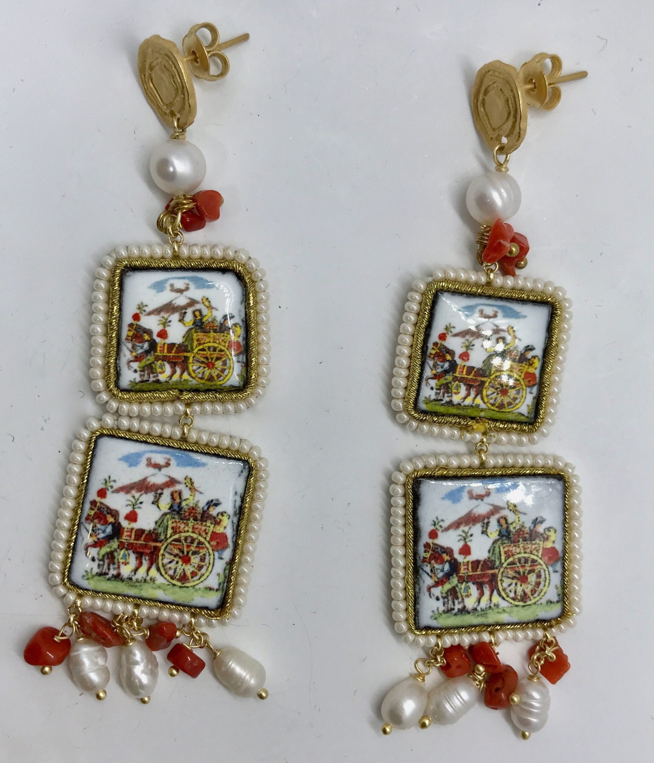Orecchini siciliani con mattonelle di ceramica di Caltagirone e perle miste Folklore siciliano