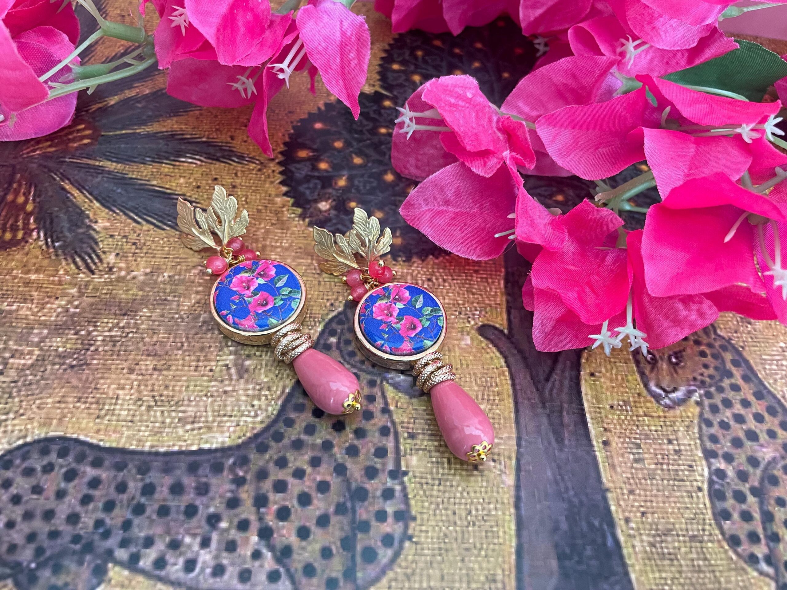 Orecchini con mattonelle Caltagirone, orecchini siciliani con Bouganvillea, orecchini pendenti con perla rosa a goccia. Fiori di Sicilia