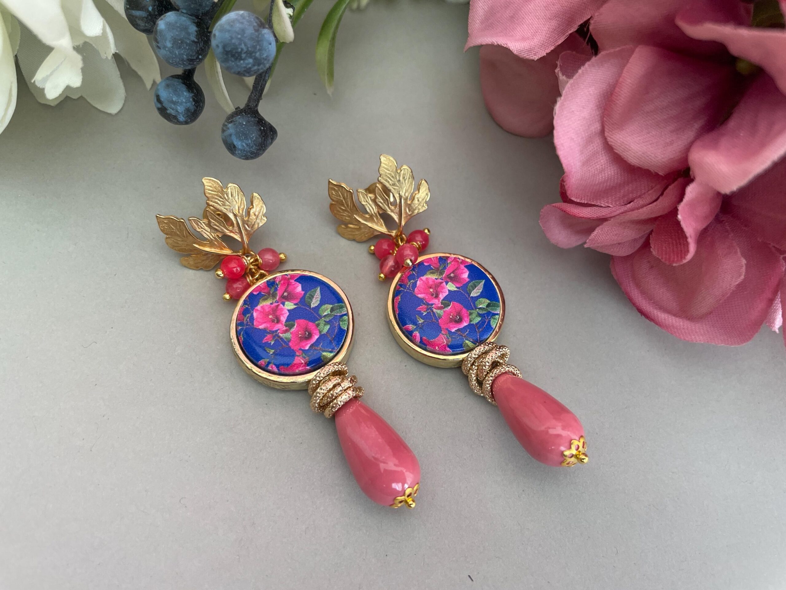Orecchini con mattonelle Caltagirone, orecchini siciliani con Bouganvillea, orecchini pendenti con perla rosa a goccia. Fiori di Sicilia