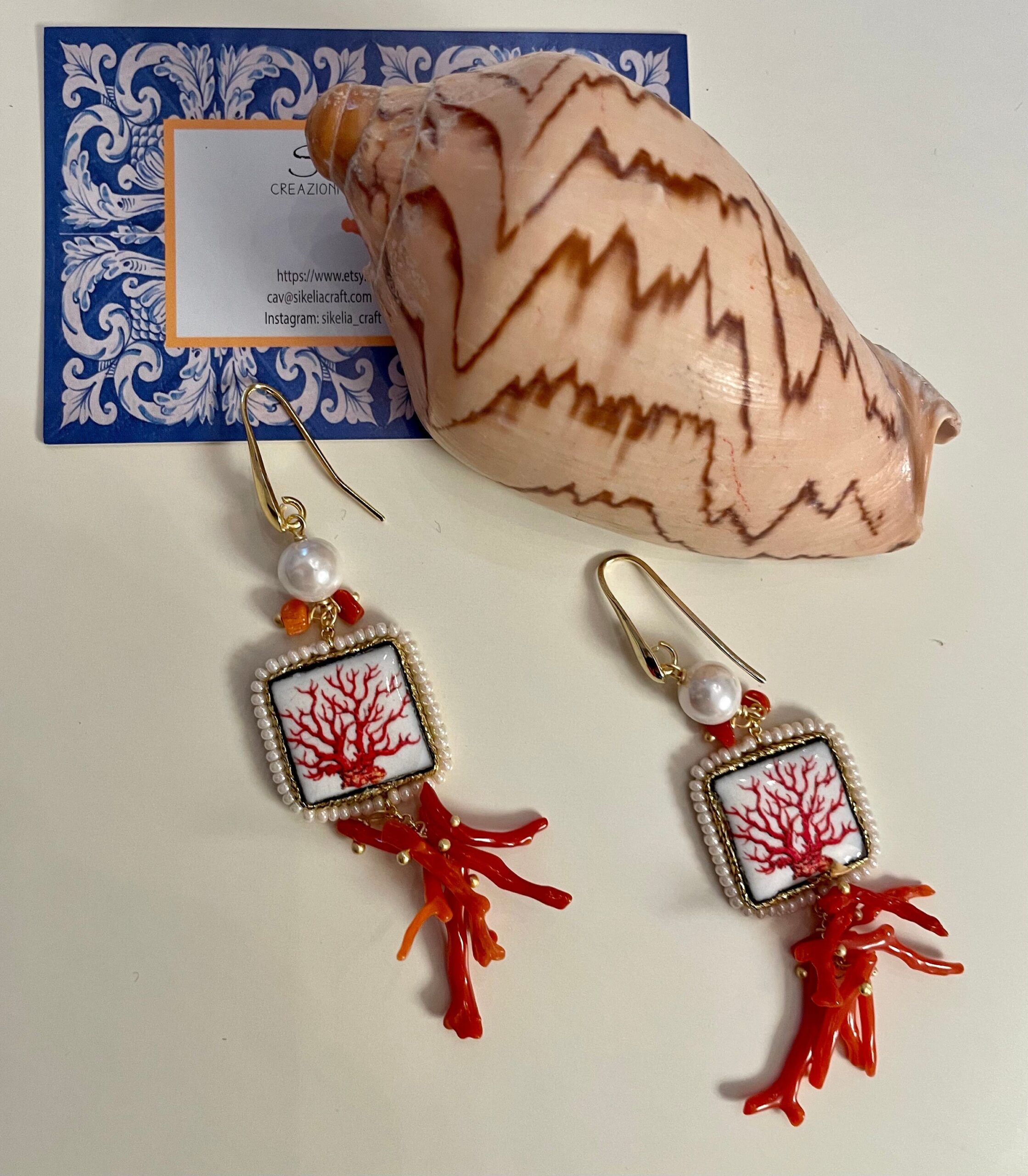Orecchini siciliani con mattonella in ceramica di Caltagirone, gancio argento 925,  perla e rami di Corallo autentico del Mediterraneo Orecchini con Mattonelle Caltagirone