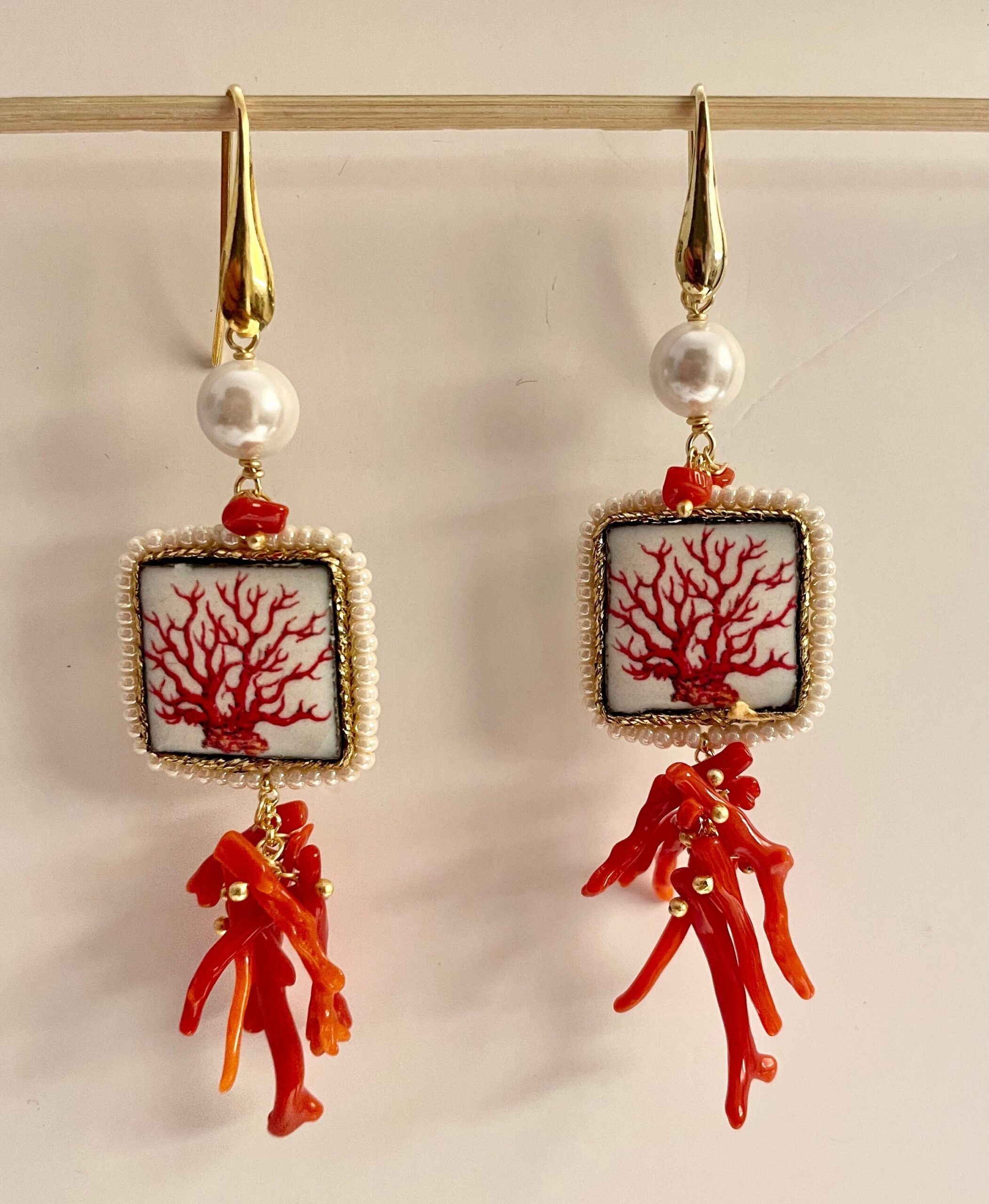 Orecchini siciliani con mattonella in ceramica di Caltagirone, gancio argento 925,  perla e rami di Corallo autentico del Mediterraneo Orecchini con Mattonelle Caltagirone