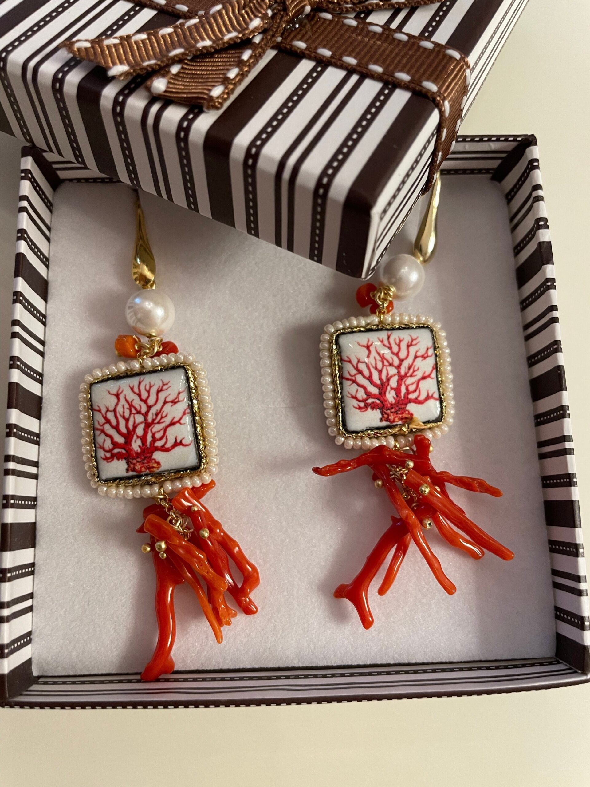 Orecchini siciliani con mattonella in ceramica di Caltagirone, gancio argento 925,  perla e rami di Corallo autentico del Mediterraneo Orecchini con Mattonelle Caltagirone