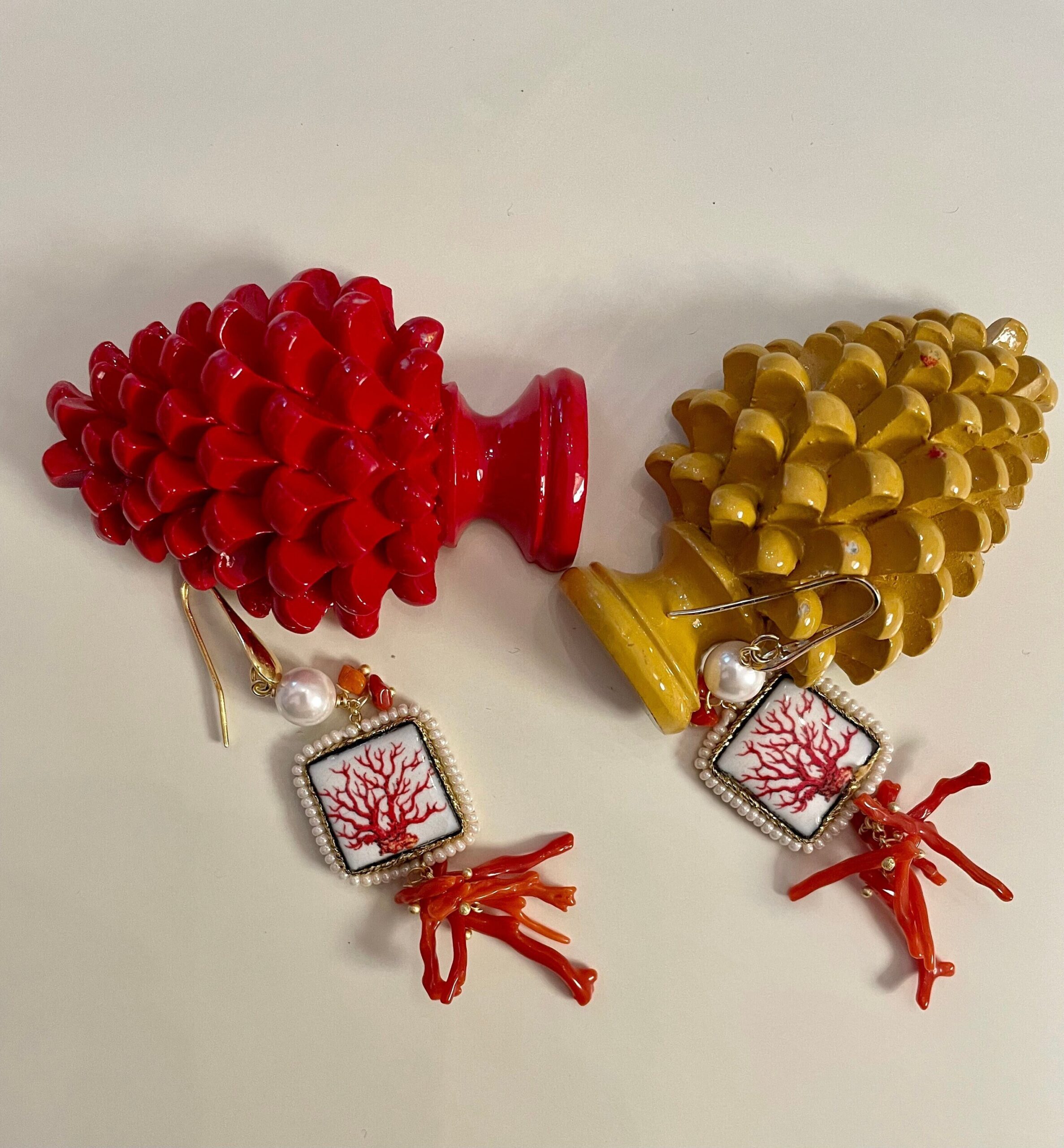 Orecchini siciliani con mattonella in ceramica di Caltagirone, gancio argento 925,  perla e rami di Corallo autentico del Mediterraneo Orecchini con Mattonelle Caltagirone