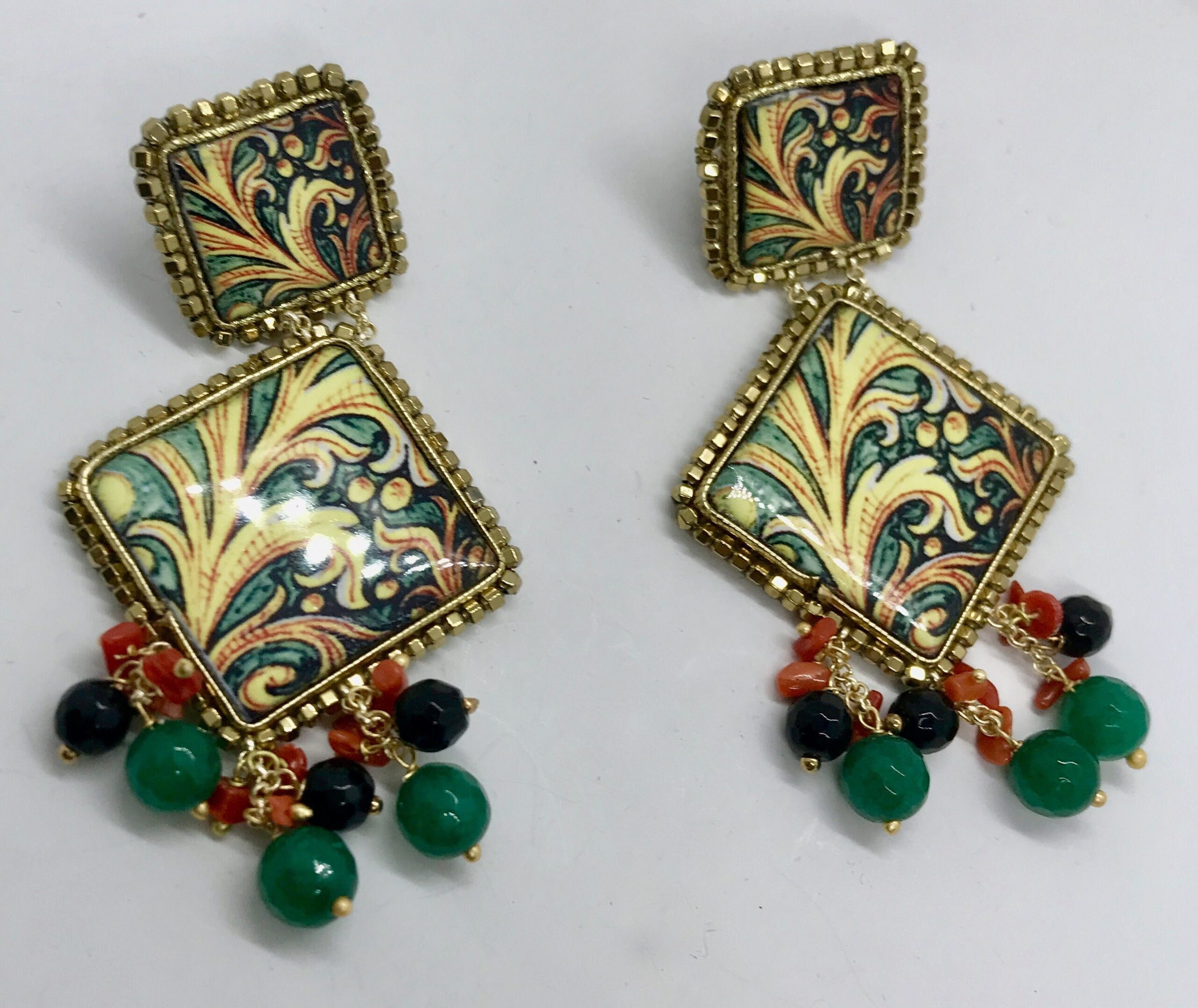 Orecchini siciliani con mattonelle di ceramica di Caltagirone e varie perle colorate Orecchini con Mattonelle Caltagirone
