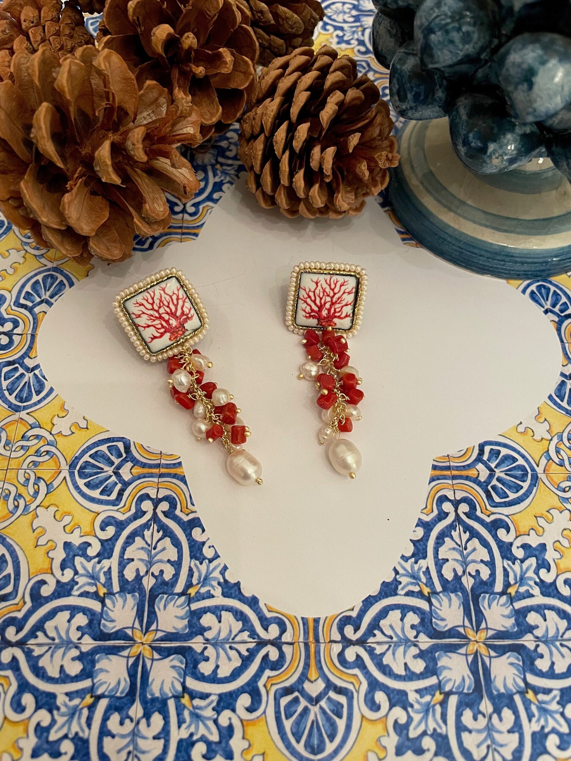 Orecchini pendenti, perno argento 925, mattonella ceramica di Caltagirone, grappolo di perle di fiume e coralli, regalo per lei Orecchini con Mattonelle Caltagirone