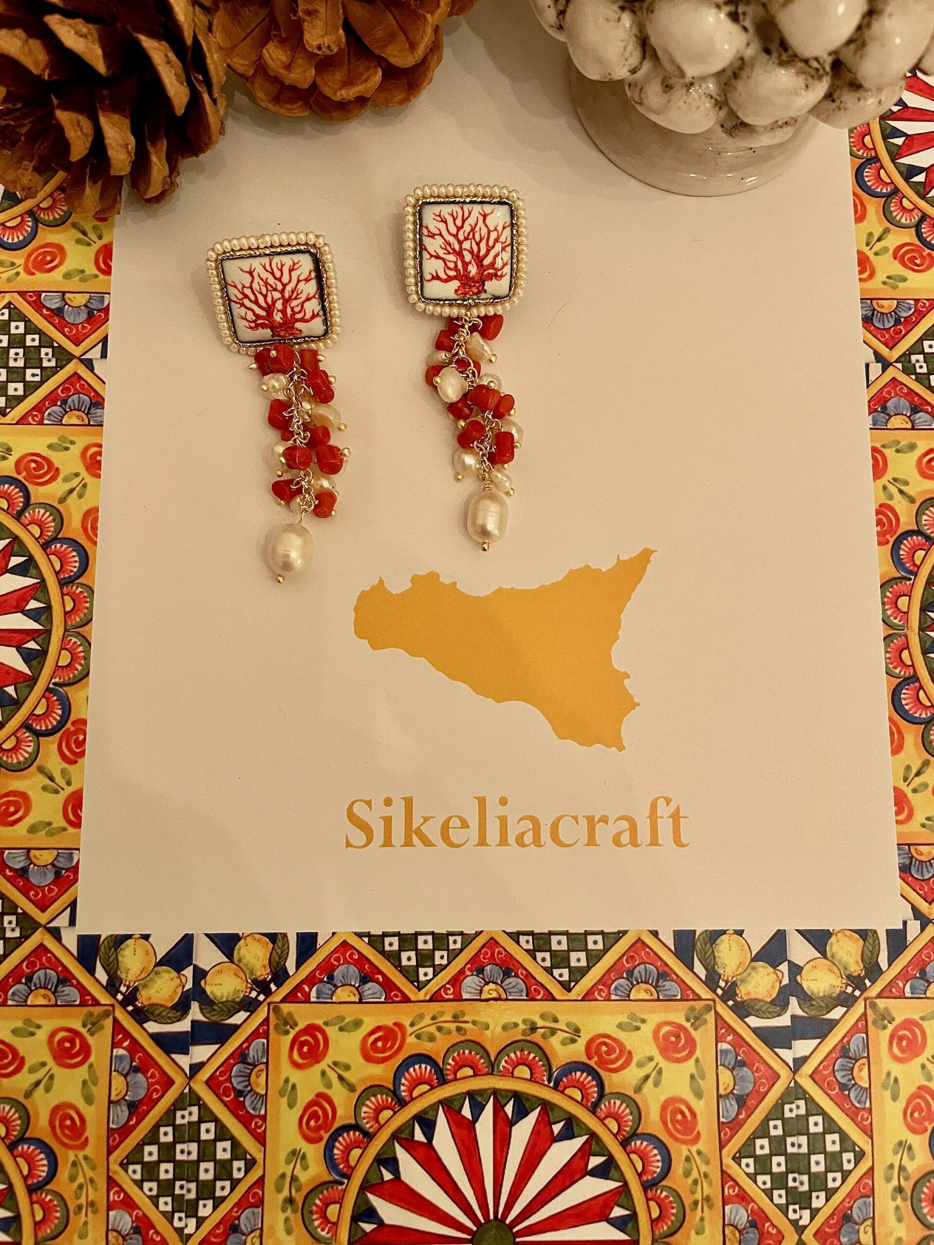 Orecchini pendenti, perno argento 925, mattonella ceramica di Caltagirone, grappolo di perle di fiume e coralli, regalo per lei Orecchini con Mattonelle Caltagirone