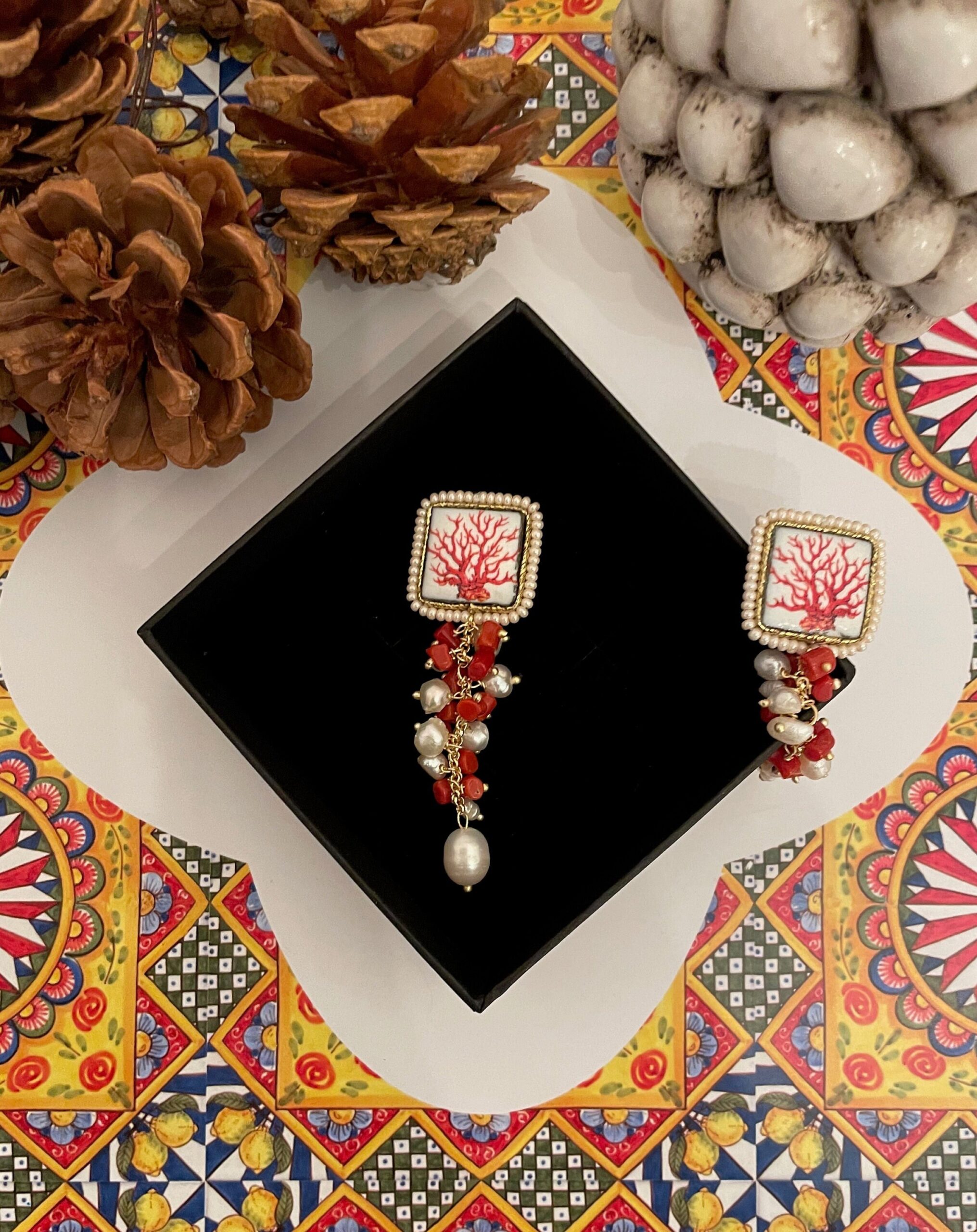 Orecchini pendenti, perno argento 925, mattonella ceramica di Caltagirone, grappolo di perle di fiume e coralli, regalo per lei Orecchini con Mattonelle Caltagirone