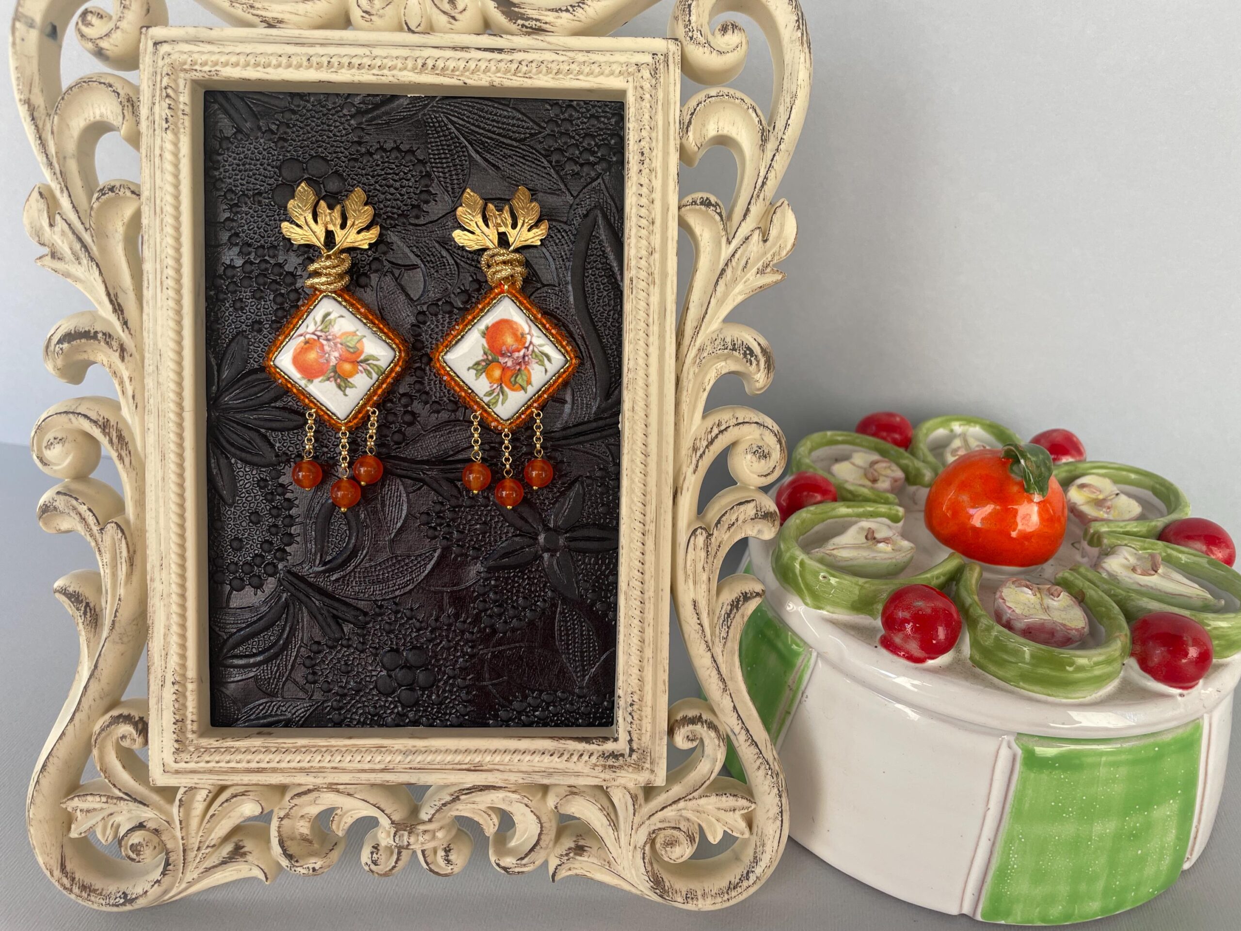 Orecchini siciliani, mattonella ceramica di Caltagirone, perno con fogliame, decoro Arance, cristalli e perle di Agata arancione. Limoni e Agrumi
