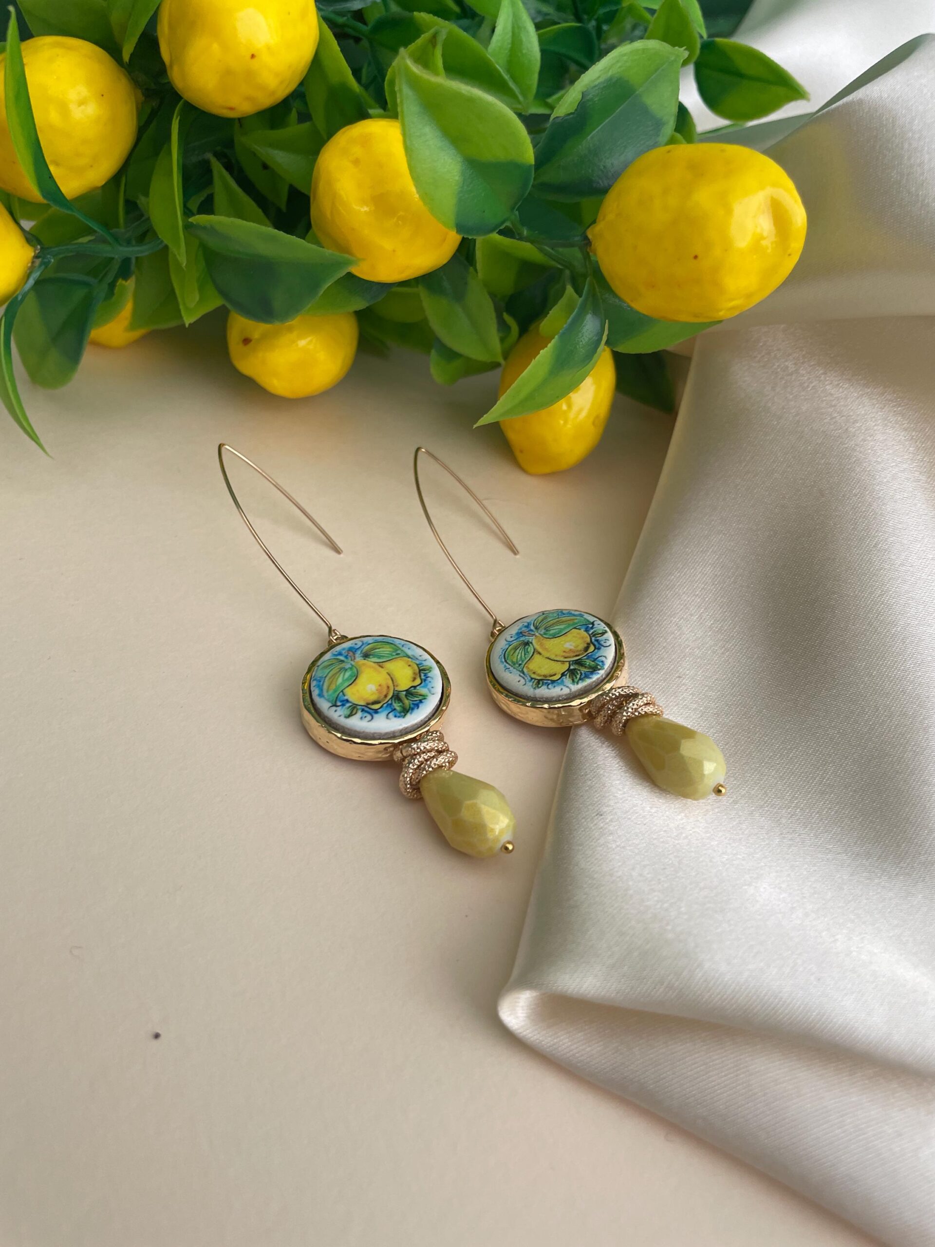 Orecchini siciliani, gancio ovale, mattonella ceramica di Caltagirone, orecchini design Limoni, perla a goccia gialla. Limoni e Agrumi