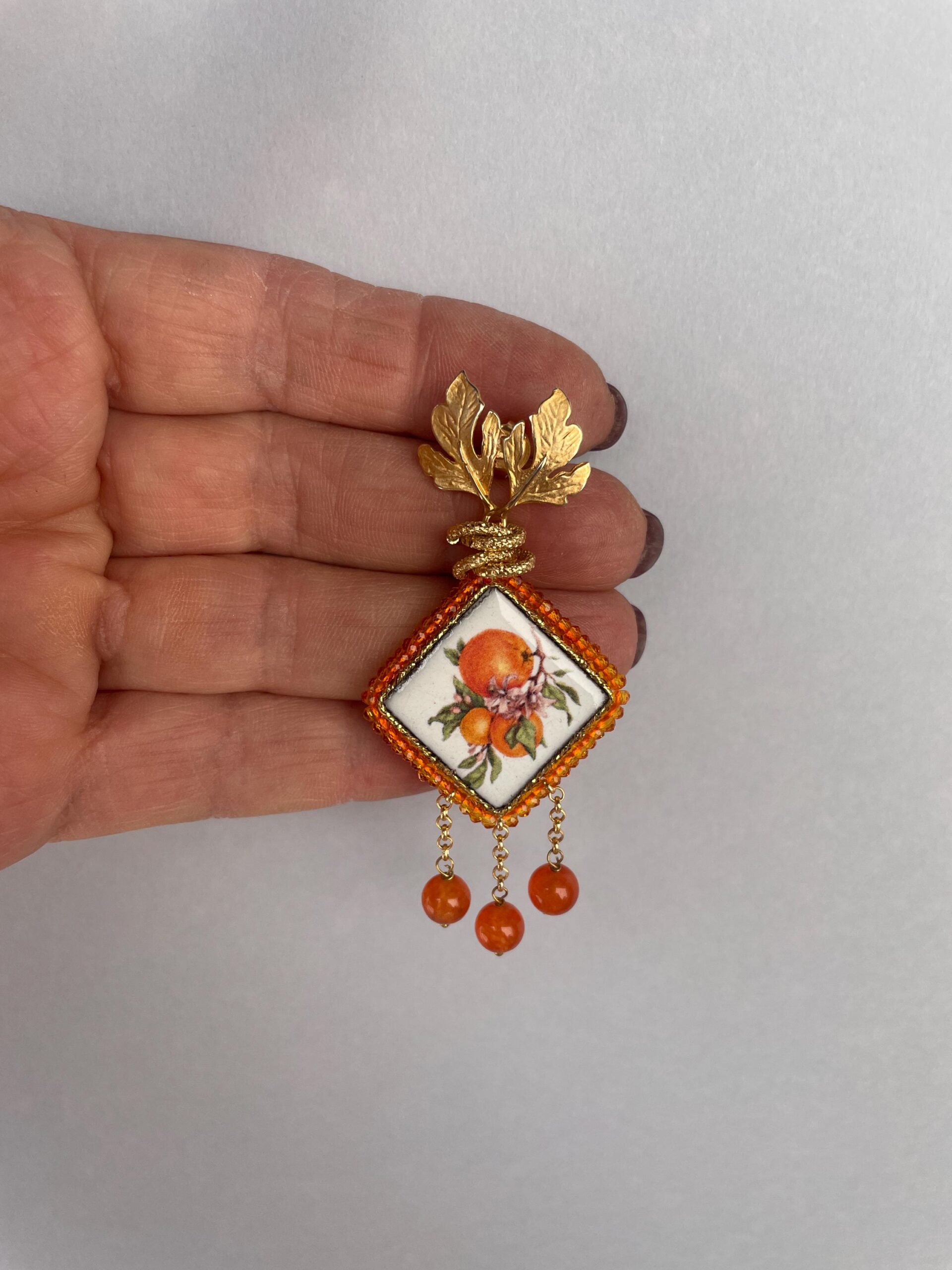 Orecchini siciliani, mattonella ceramica di Caltagirone, perno con fogliame, decoro Arance, cristalli e perle di Agata arancione. Limoni e Agrumi