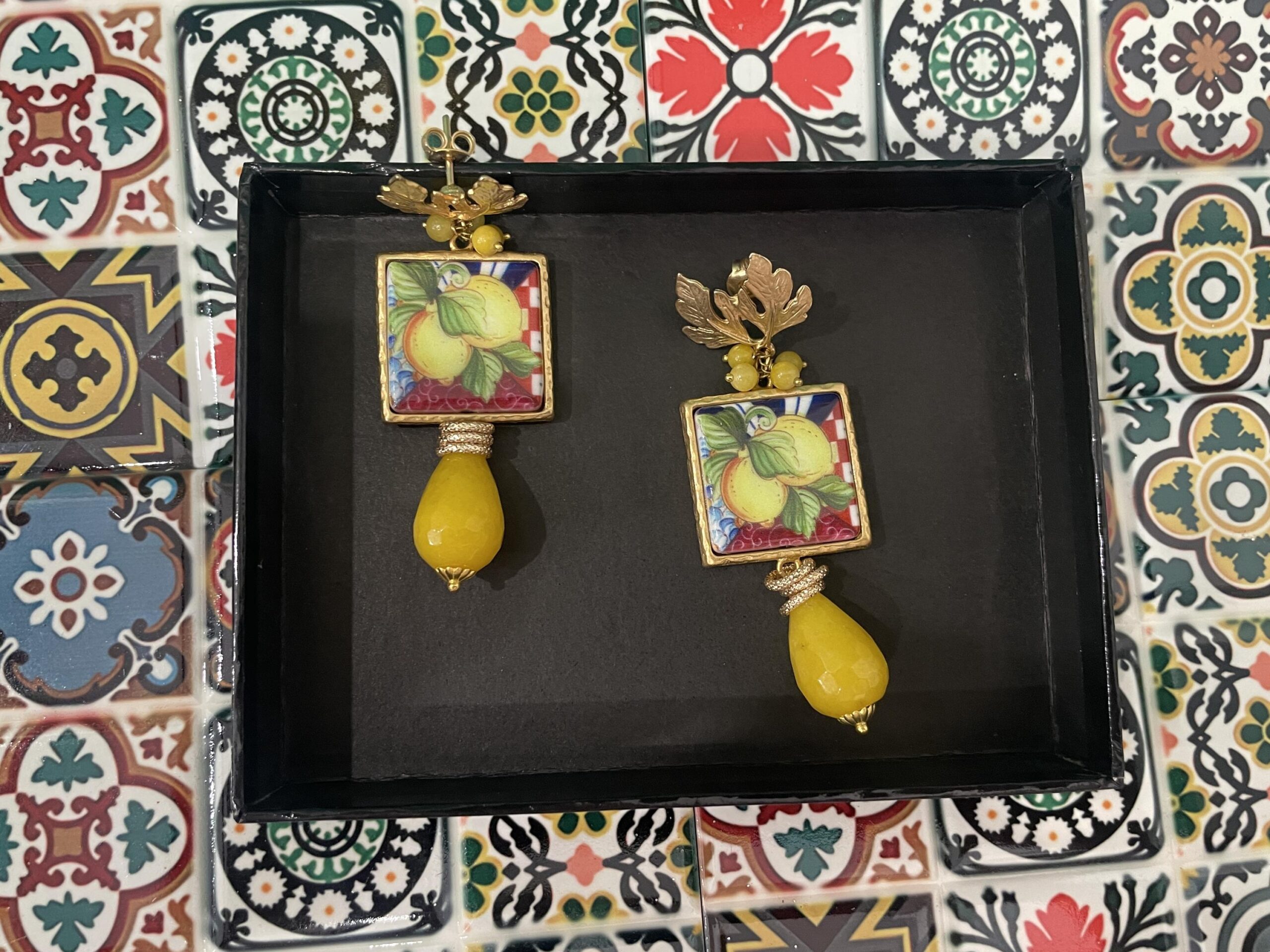 Orecchini con mattonelle Caltagirone, orecchini siciliani con Limoni, orecchini con Agata gialla. Limoni e Agrumi
