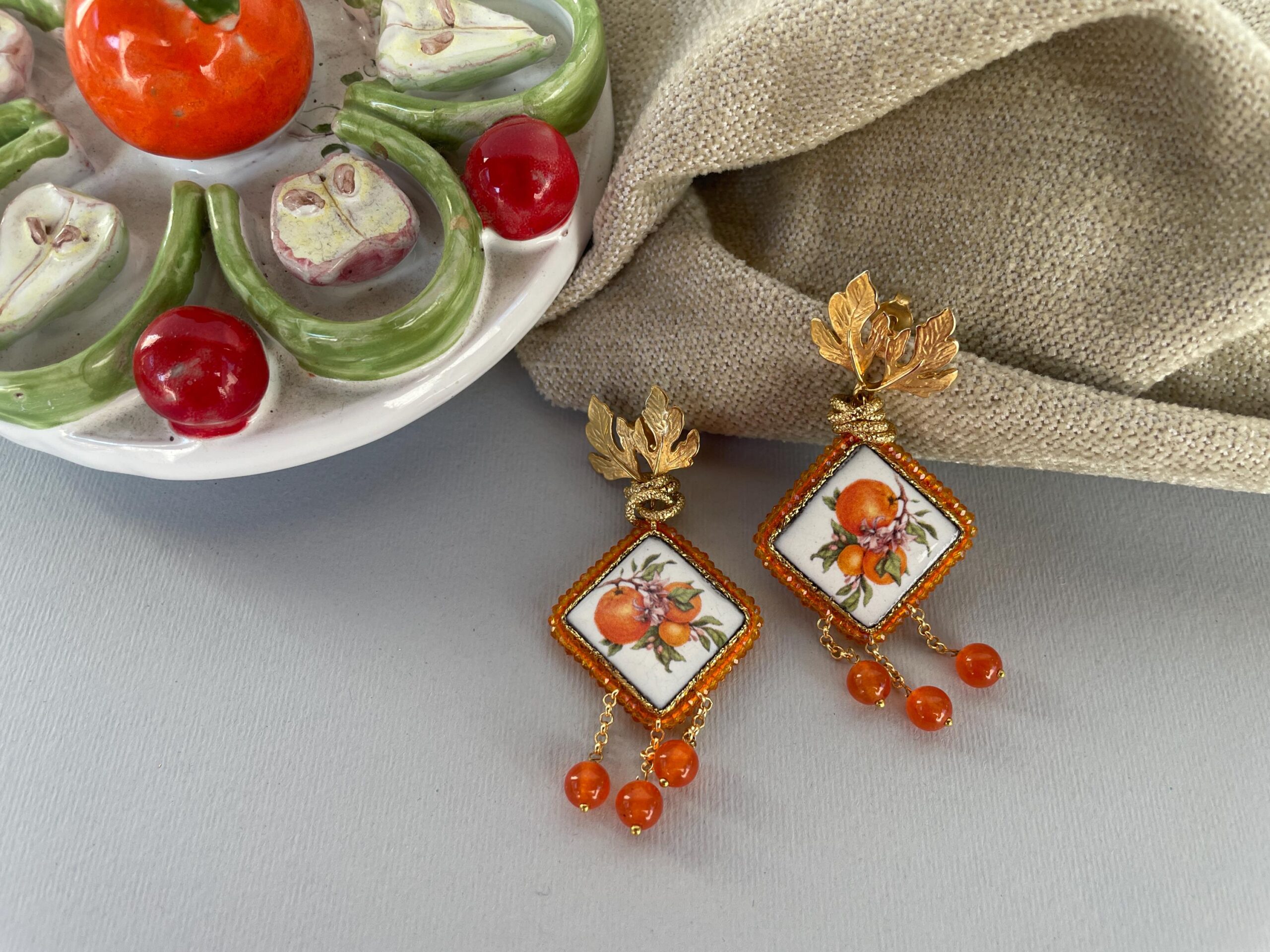 Orecchini siciliani, mattonella ceramica di Caltagirone, perno con fogliame, decoro Arance, cristalli e perle di Agata arancione. Limoni e Agrumi