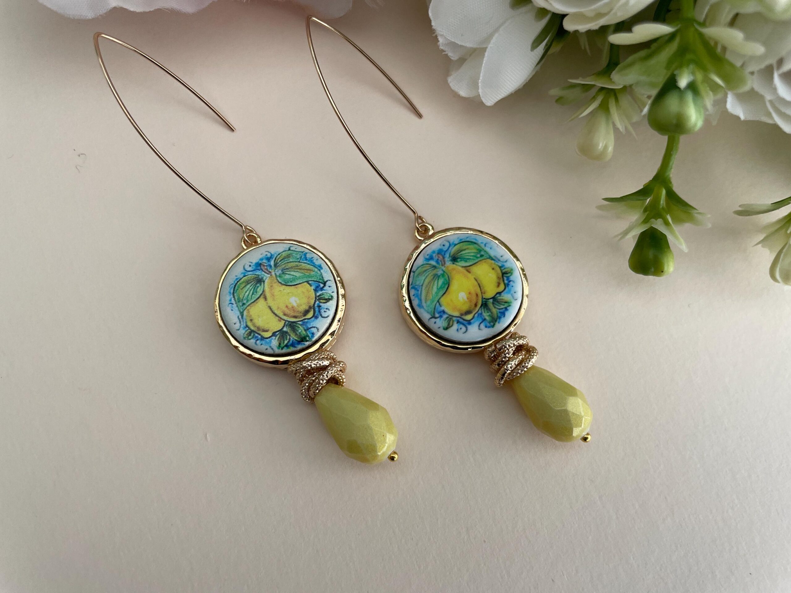 Orecchini siciliani, gancio ovale, mattonella ceramica di Caltagirone, orecchini design Limoni, perla a goccia gialla. Limoni e Agrumi