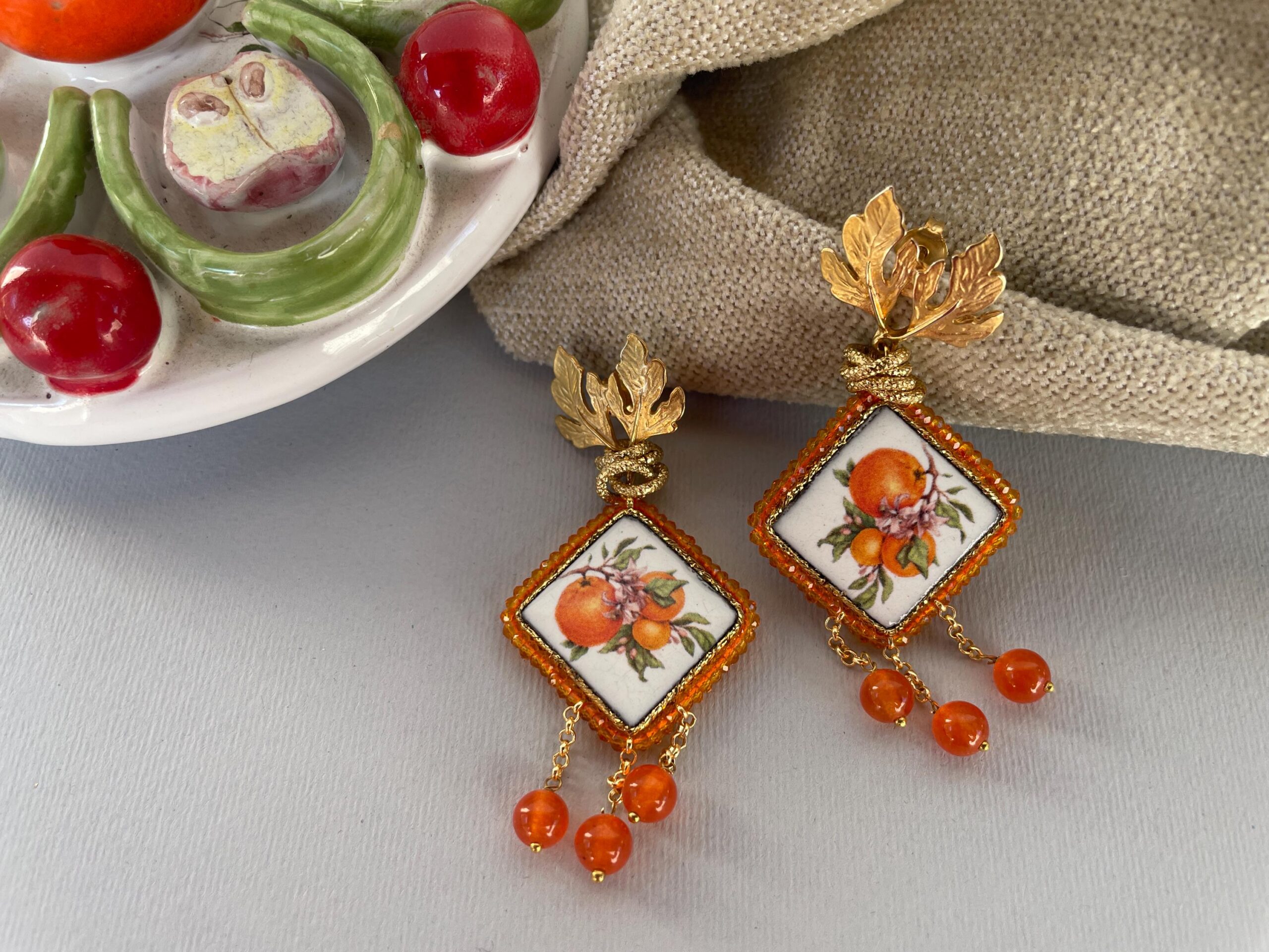 Orecchini siciliani, mattonella ceramica di Caltagirone, perno con fogliame, decoro Arance, cristalli e perle di Agata arancione. Limoni e Agrumi