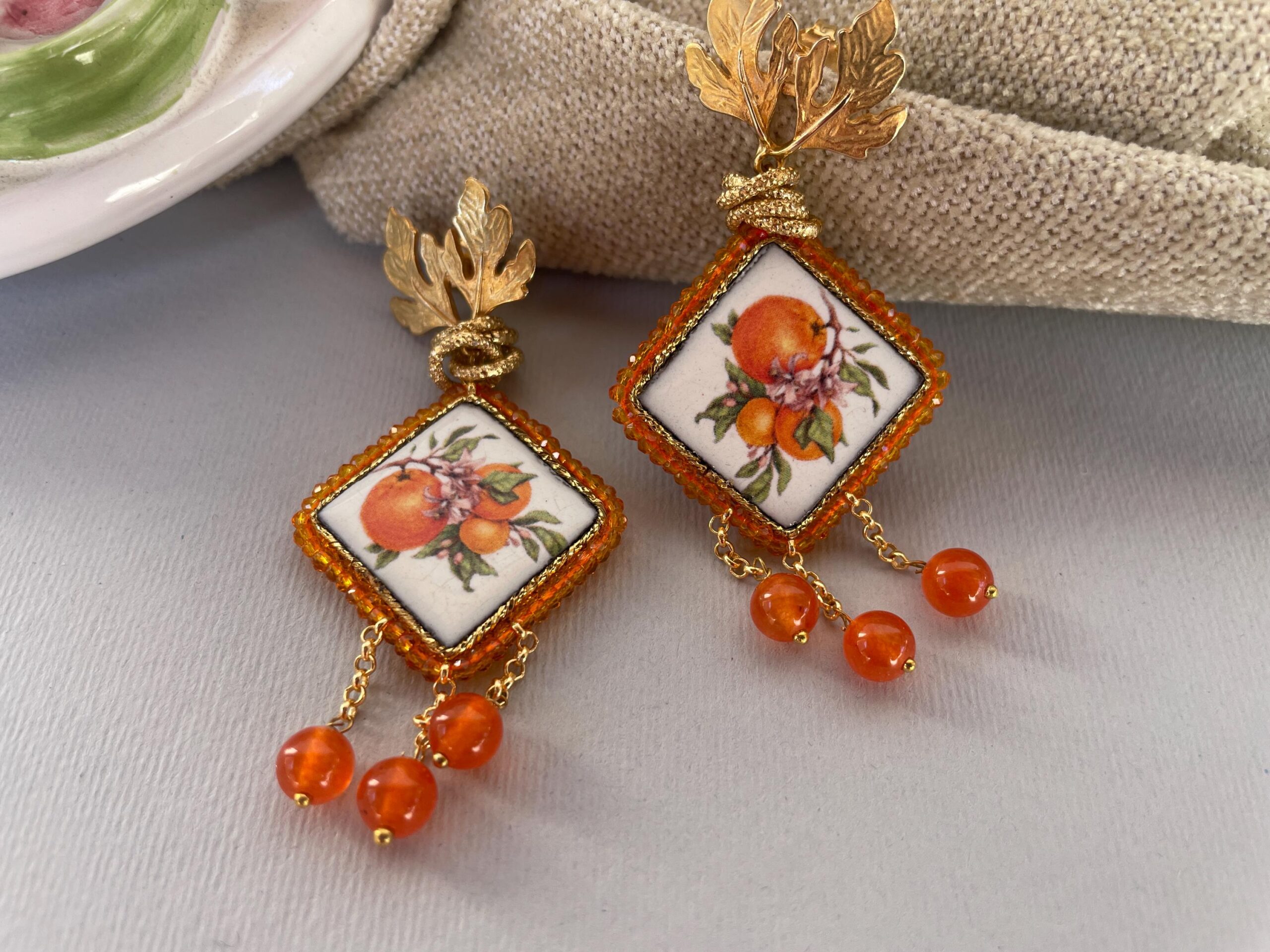 Orecchini siciliani, mattonella ceramica di Caltagirone, perno con fogliame, decoro Arance, cristalli e perle di Agata arancione. Limoni e Agrumi