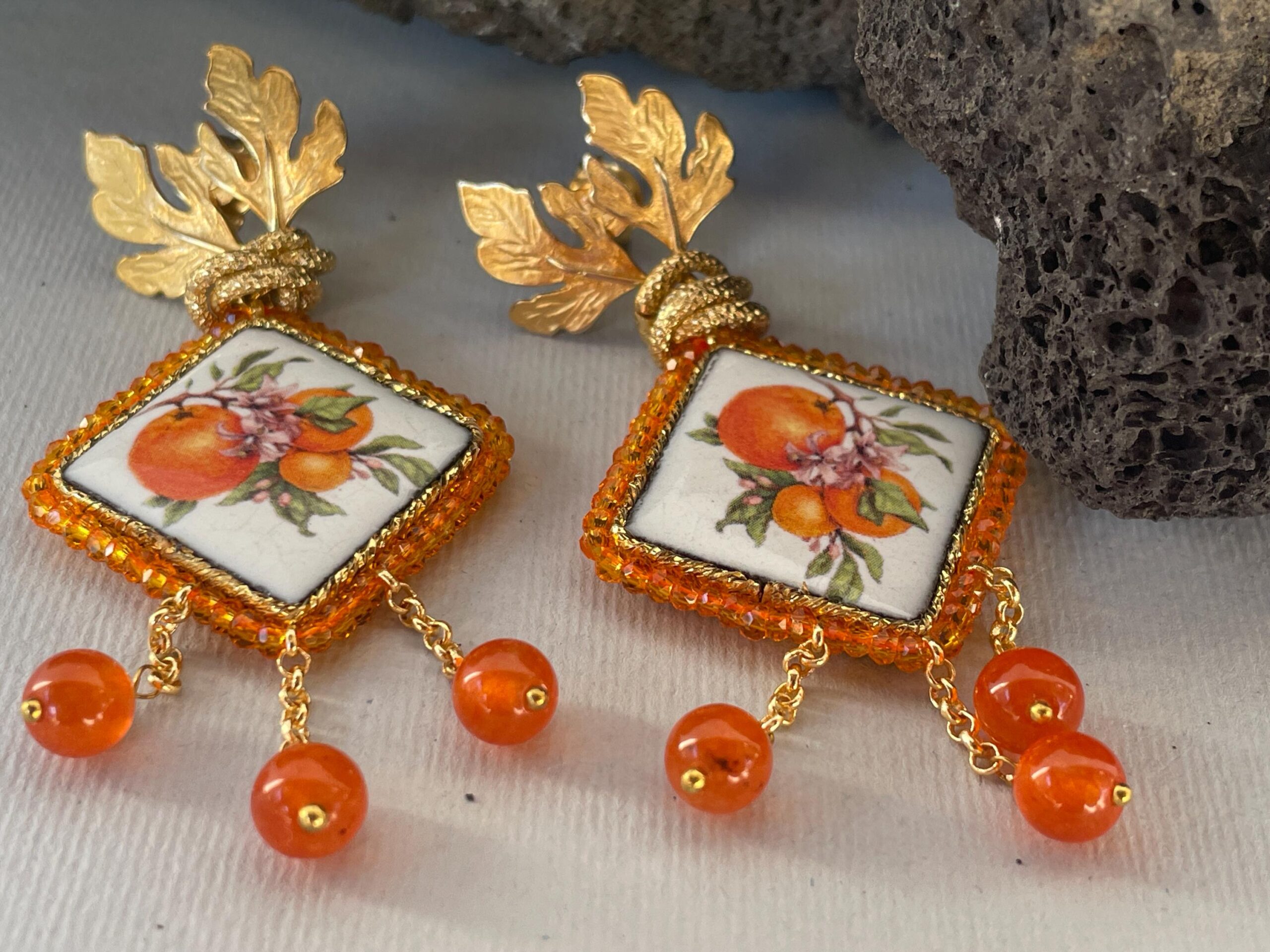 Orecchini siciliani, mattonella ceramica di Caltagirone, perno con fogliame, decoro Arance, cristalli e perle di Agata arancione. Limoni e Agrumi