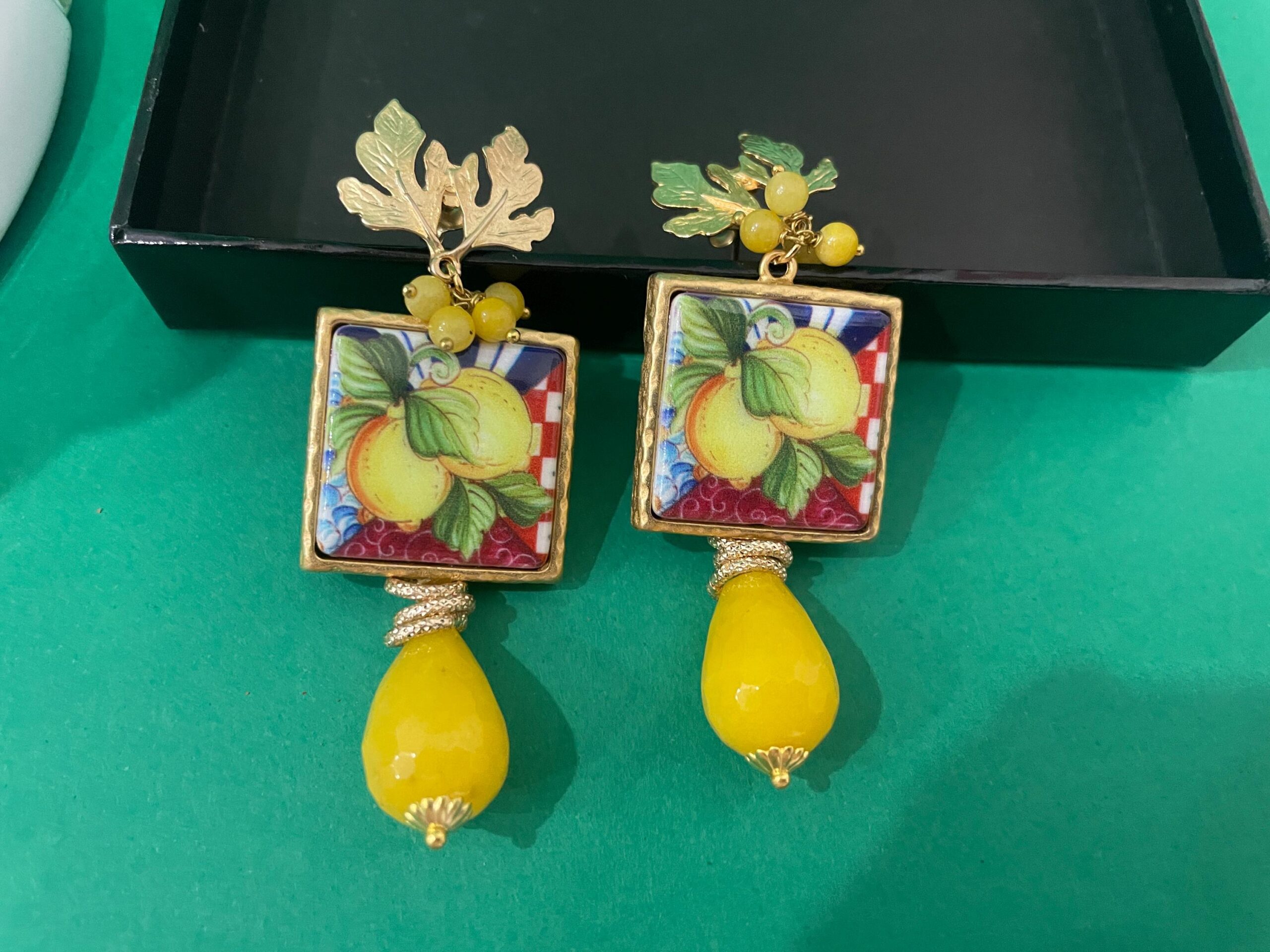 Orecchini con mattonelle Caltagirone, orecchini siciliani con Limoni, orecchini con Agata gialla. Limoni e Agrumi