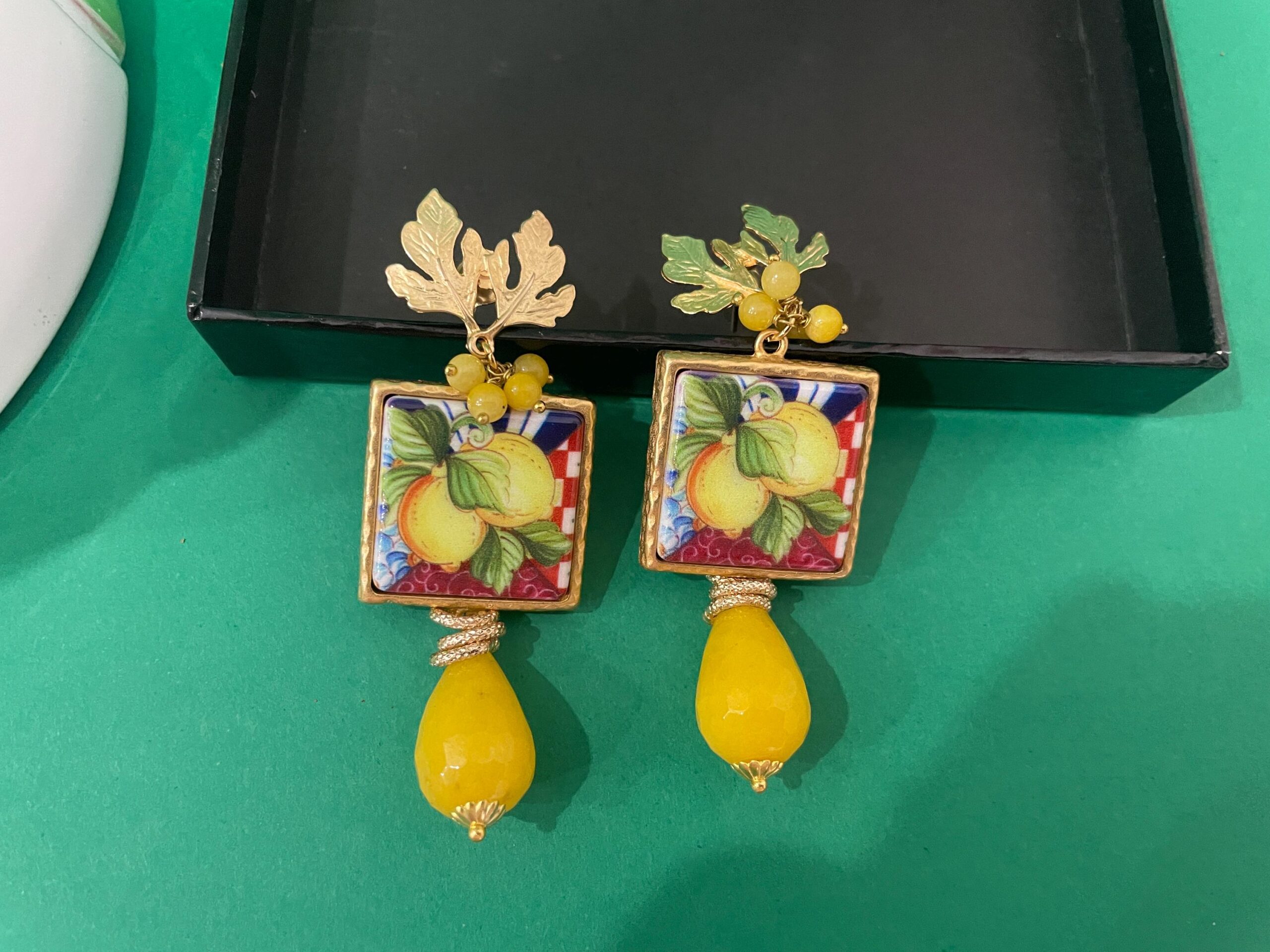 Orecchini con mattonelle Caltagirone, orecchini siciliani con Limoni, orecchini con Agata gialla. Limoni e Agrumi