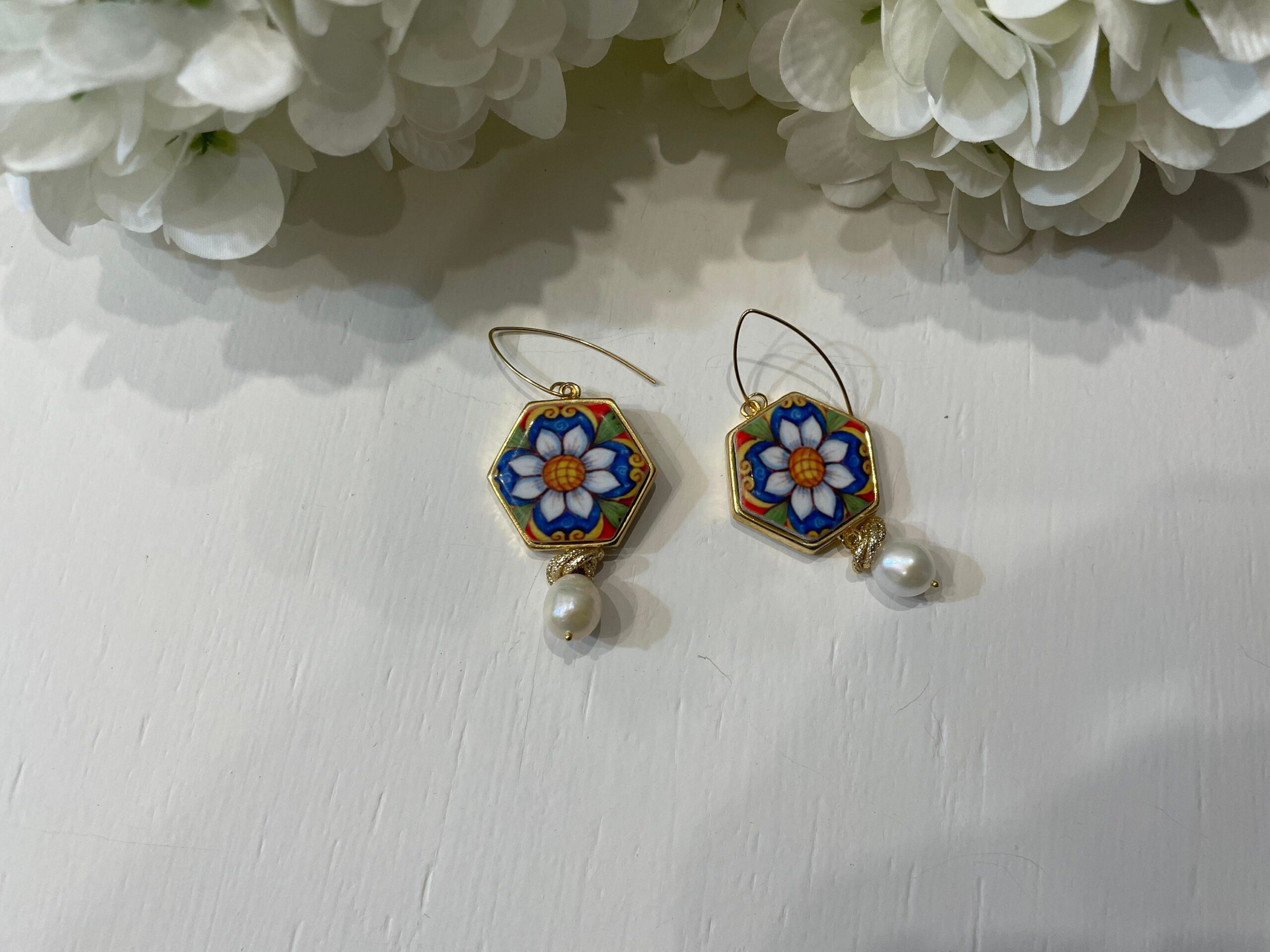 Orecchini siciliani, gancio ovale, mattonella ceramica di Caltagirone con fiore bianco e perla barocca Orecchini con Mattonelle Caltagirone