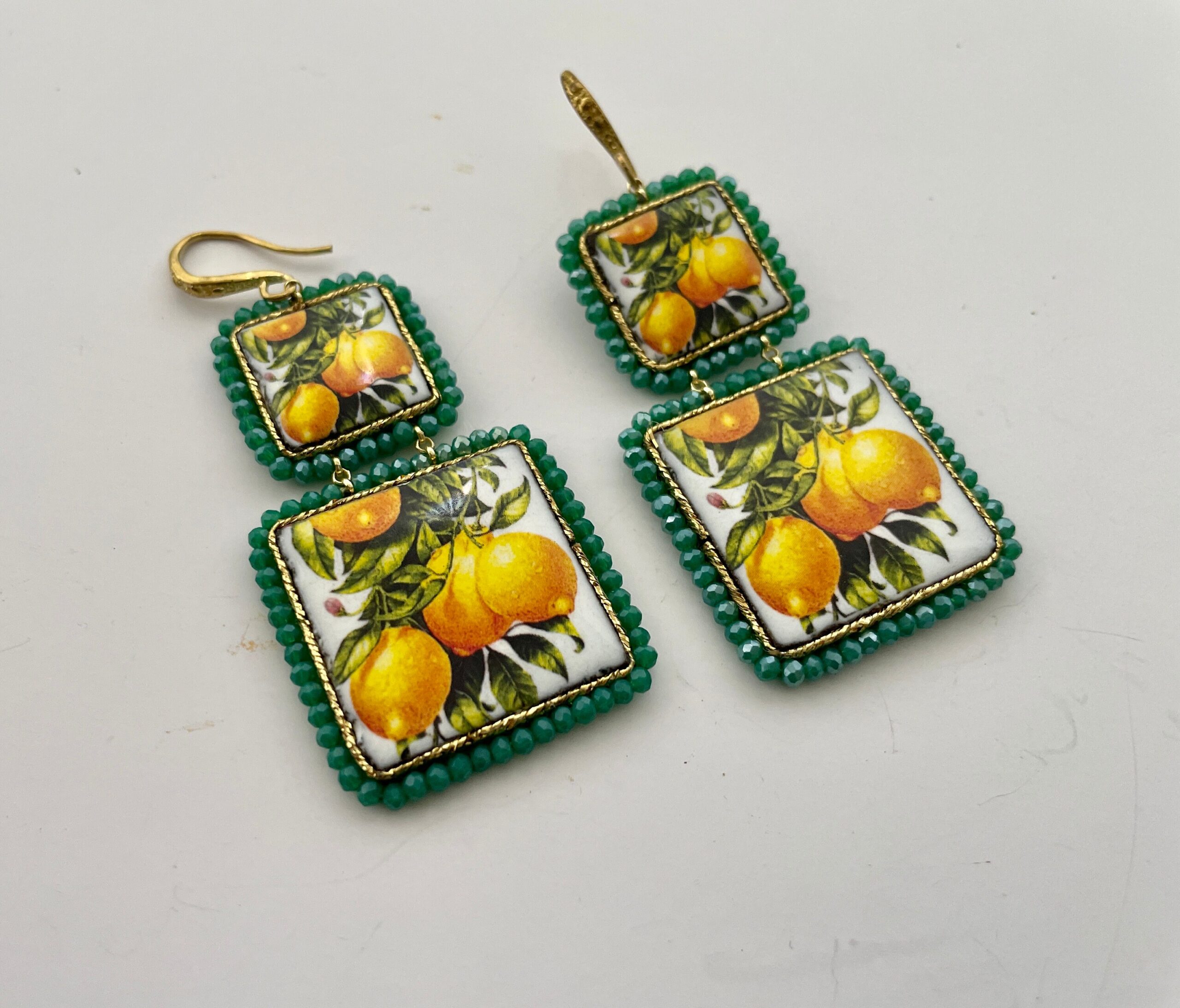 Orecchini siciliani, orecchini Caltagirone, orecchini con limoni, maiolica siciliana, orecchini pendenti, orecchini gialli e verdi Limoni e Agrumi