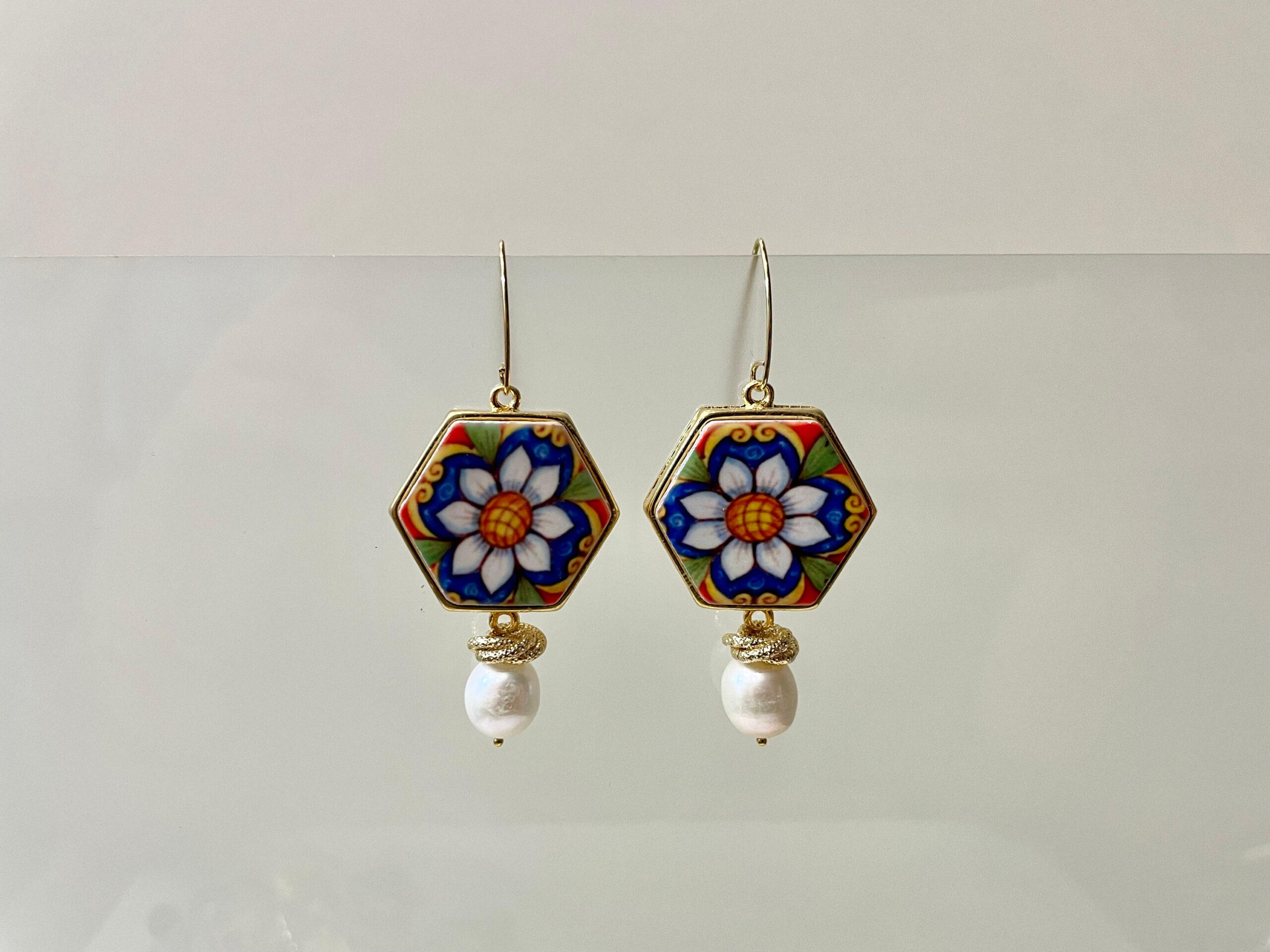 Orecchini siciliani, gancio ovale, mattonella ceramica di Caltagirone con fiore bianco e perla barocca Orecchini con Mattonelle Caltagirone