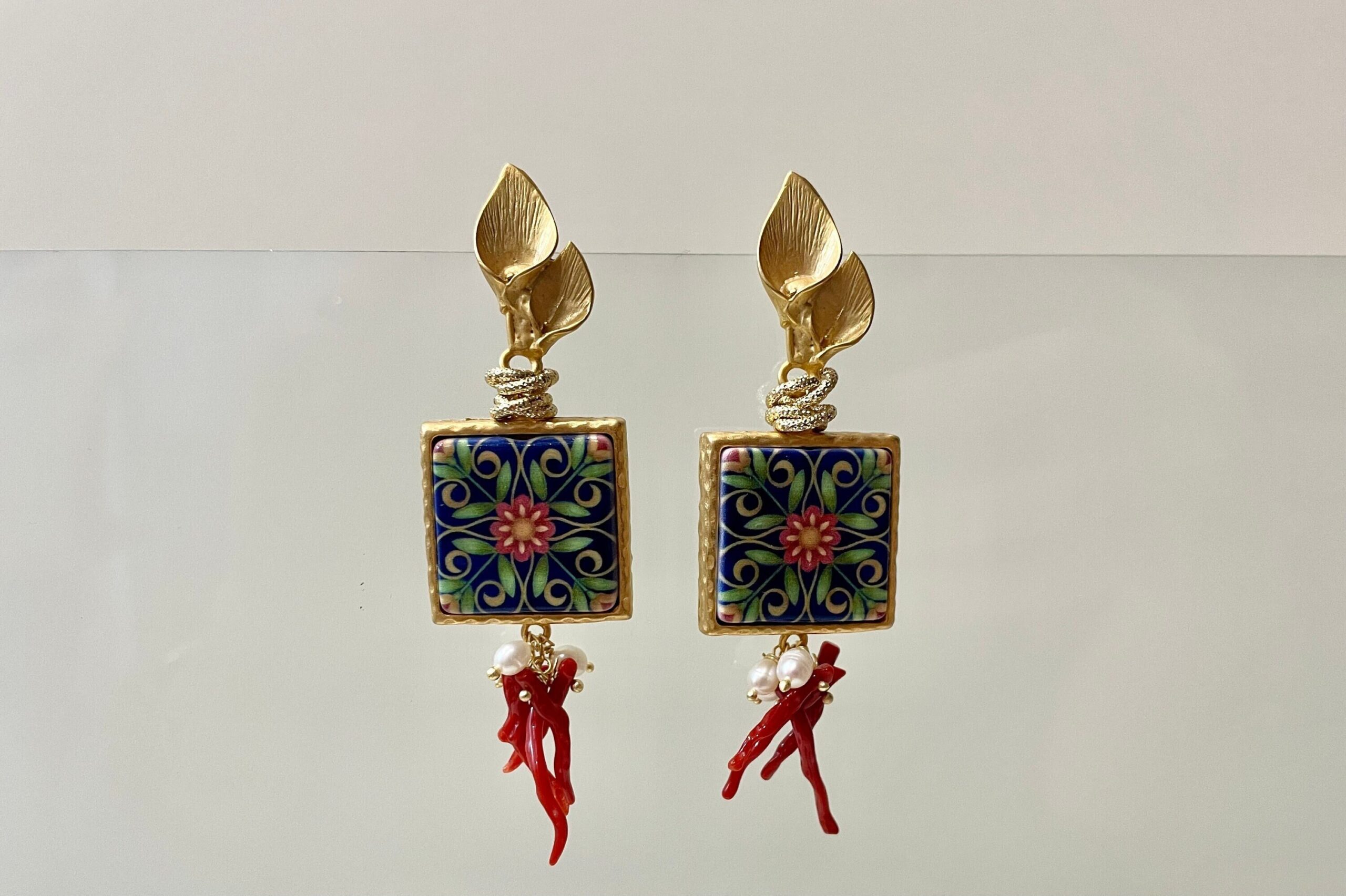Orecchini siciliani, orecchini mattonella ceramica con decoro floreale, orecchini rami di corallo e perle di fiume, orecchini maxi Orecchini con Mattonelle Caltagirone