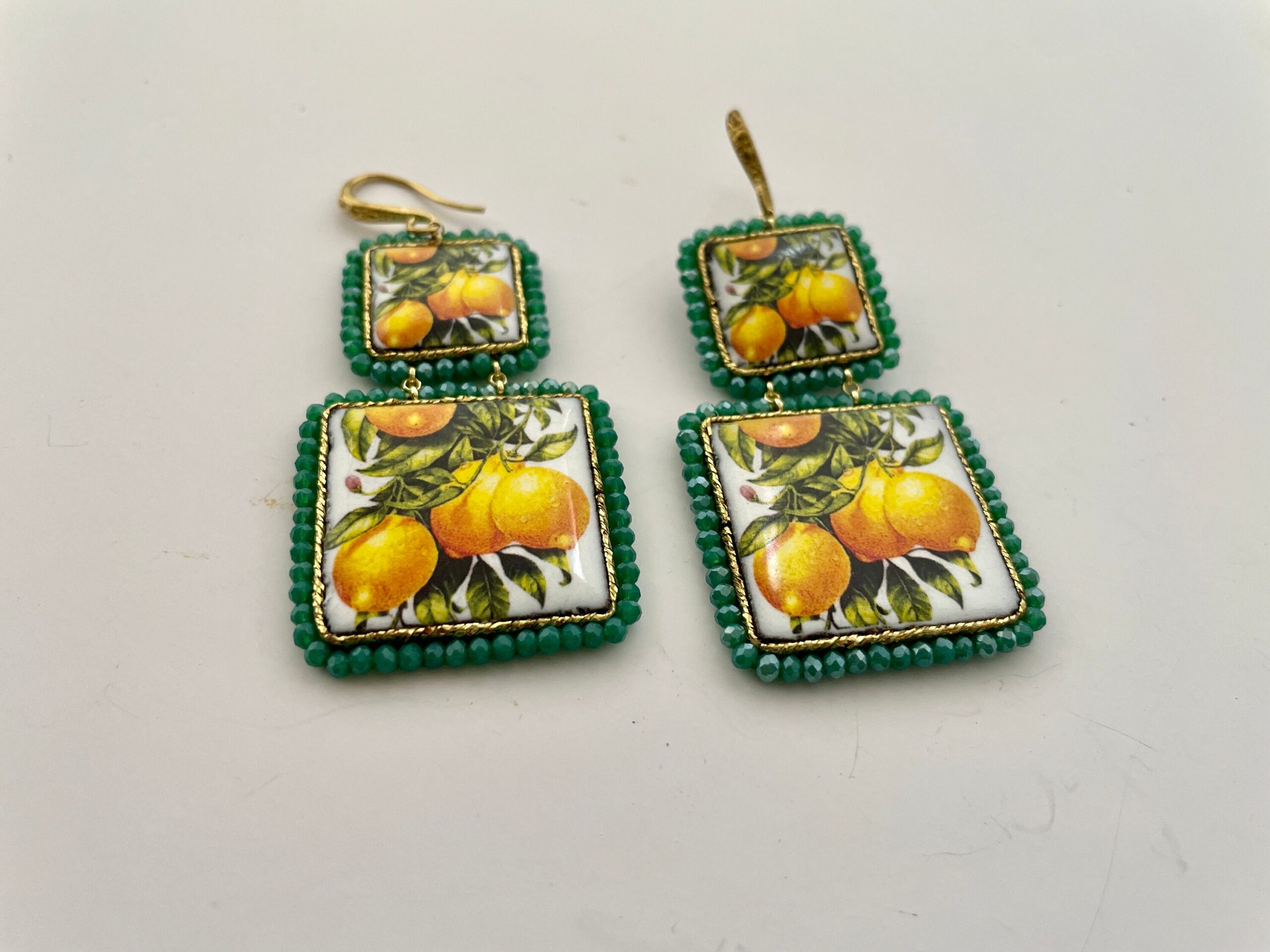 Orecchini siciliani, orecchini Caltagirone, orecchini con limoni, maiolica siciliana, orecchini pendenti, orecchini gialli e verdi Limoni e Agrumi