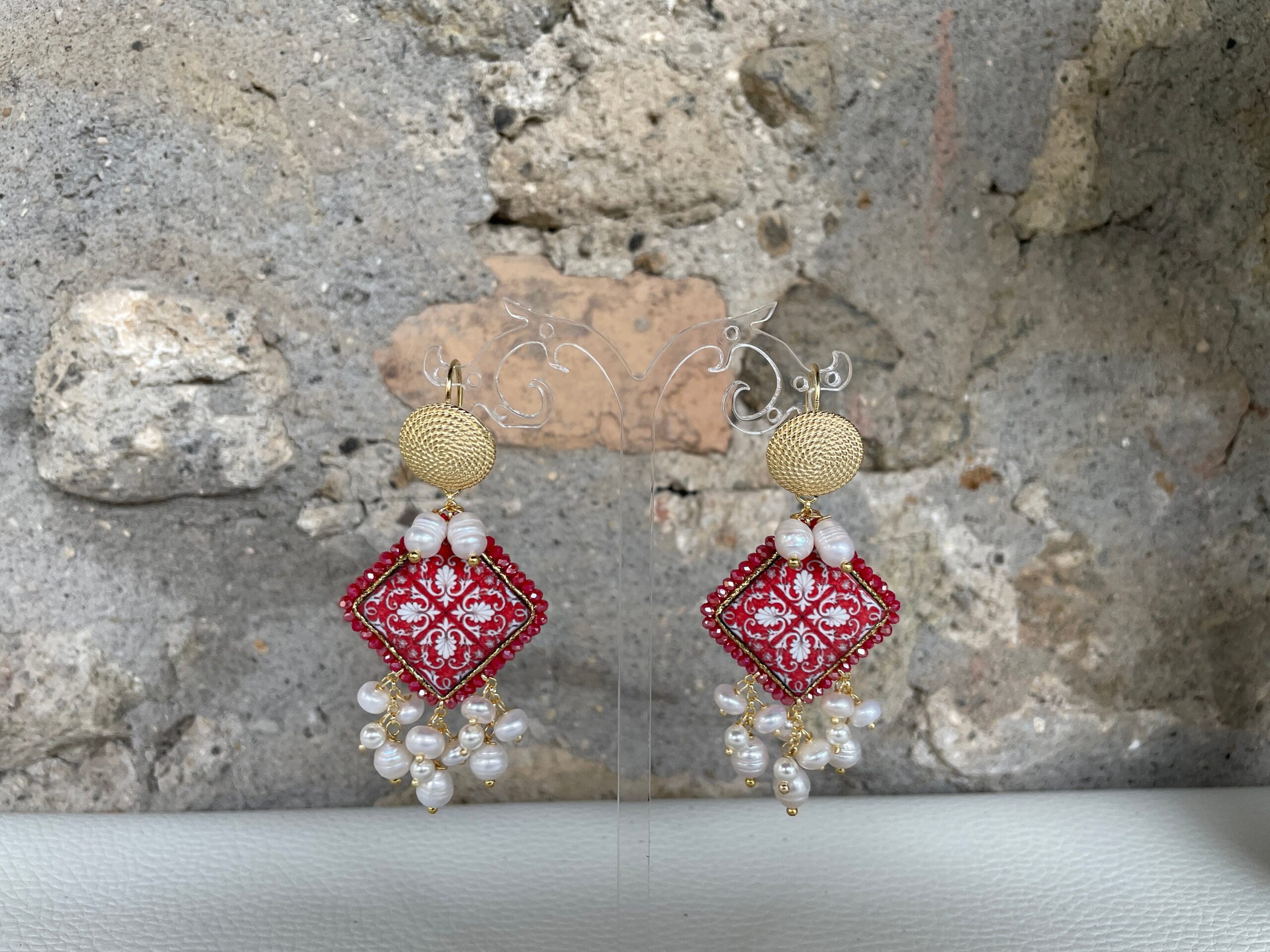 Orecchini siciliani, gancio in argento 925, mattonella ceramica Caltagirone, orecchini maiolica, grappoli di perle di fiume. Orecchini con Mattonelle Caltagirone