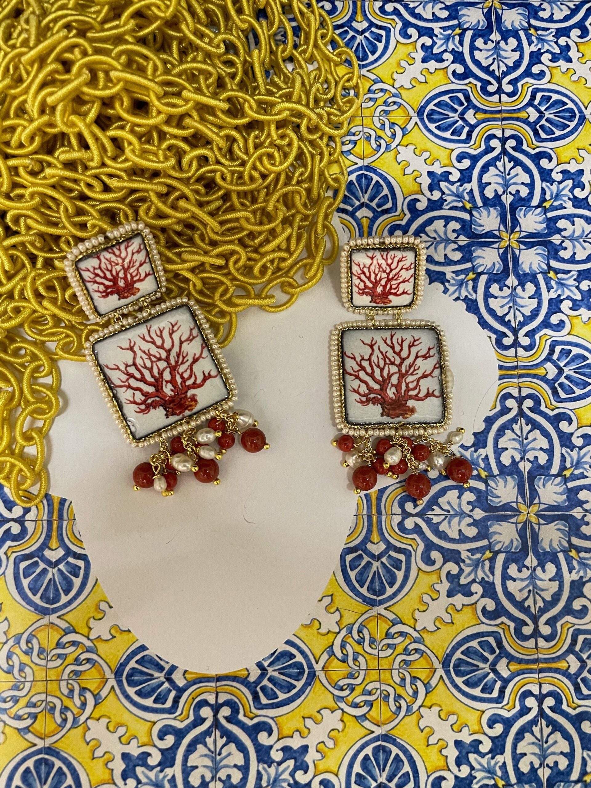 Orecchini siciliani, doppia mattonella ceramica di caltagirone, grappoli corallo e perle di fiume Orecchini con Mattonelle Caltagirone