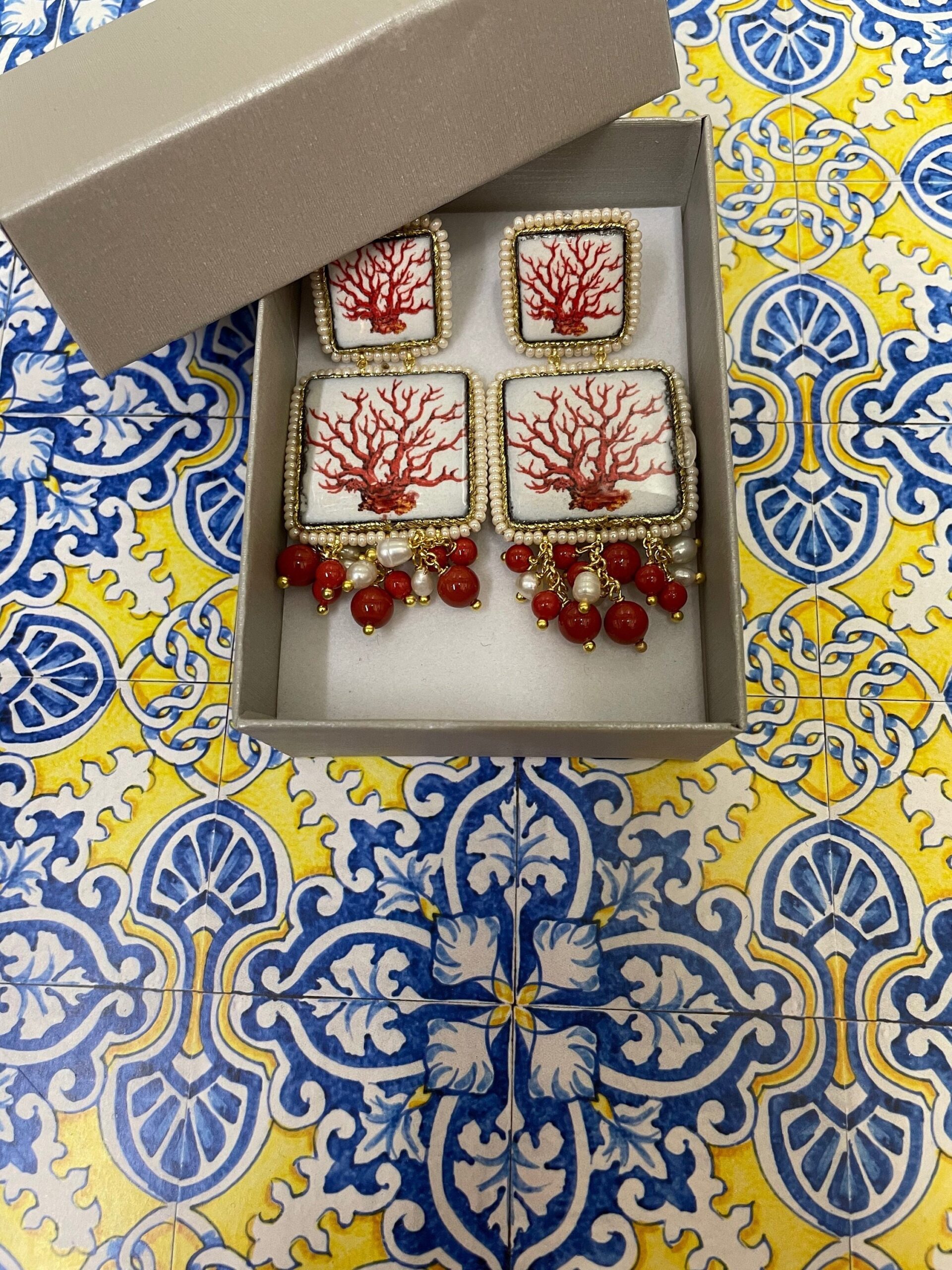 Orecchini siciliani, doppia mattonella ceramica di caltagirone, grappoli corallo e perle di fiume Orecchini con Mattonelle Caltagirone