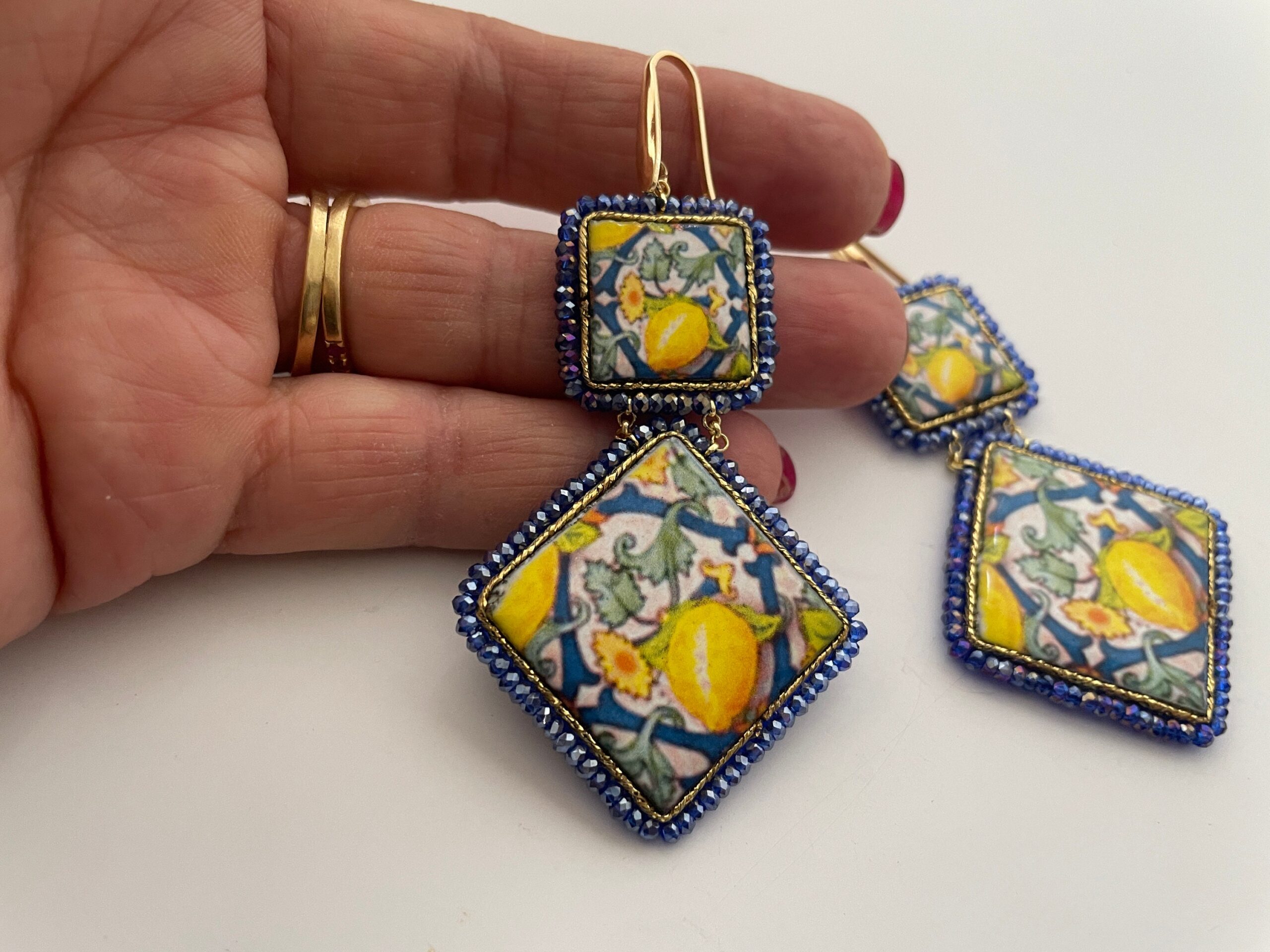 Orecchini siciliani, orecchini Caltagirone, orecchini limoni, maiolica siciliana, orecchini pendenti, orecchini mattonelle, argento 925 Limoni e Agrumi