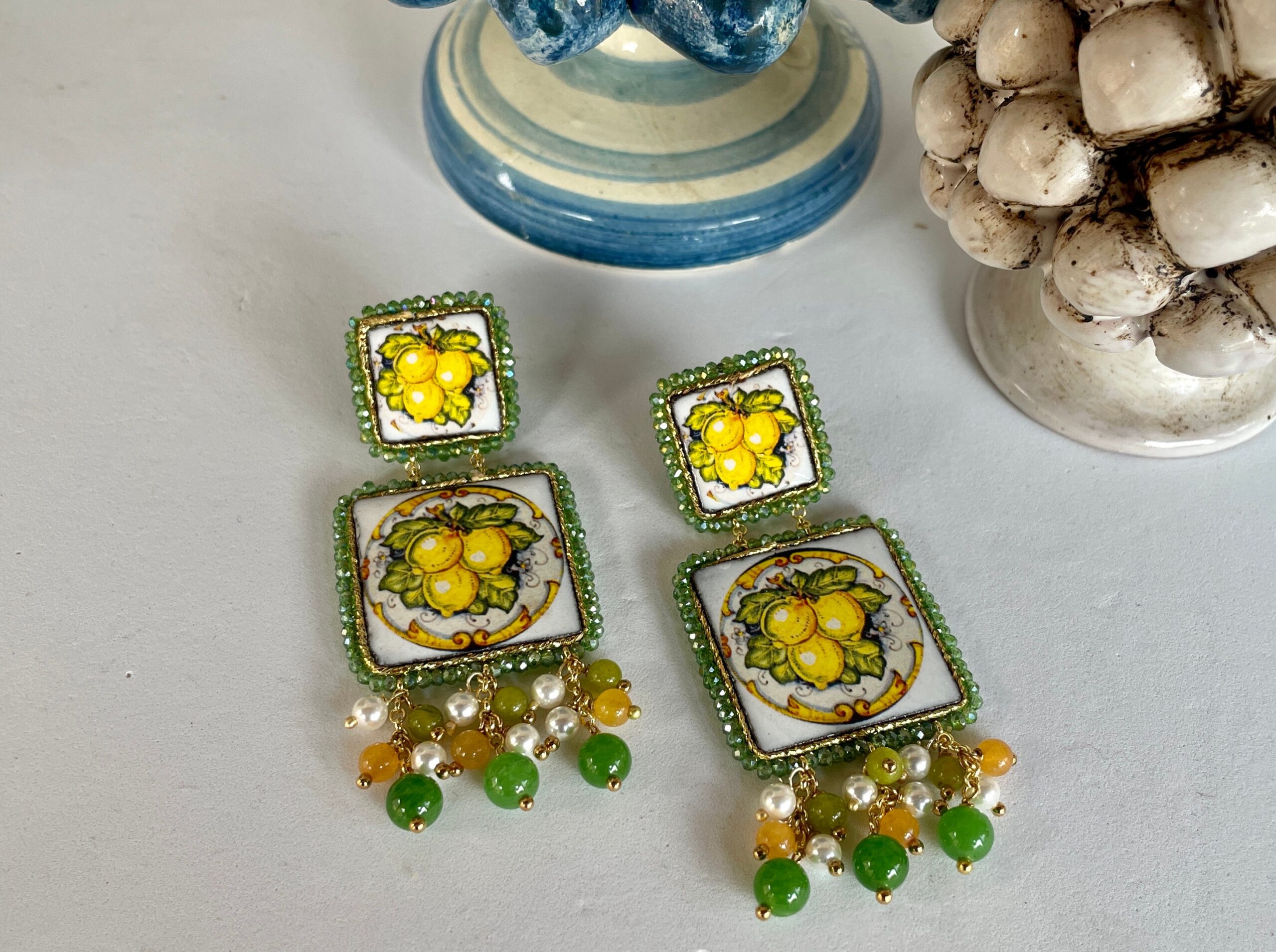 Orecchini siciliani, orecchini con mattonelle di ceramica di Caltagirone, orecchini limoni, argento 925, grappolo pietre dure miste Limoni e Agrumi