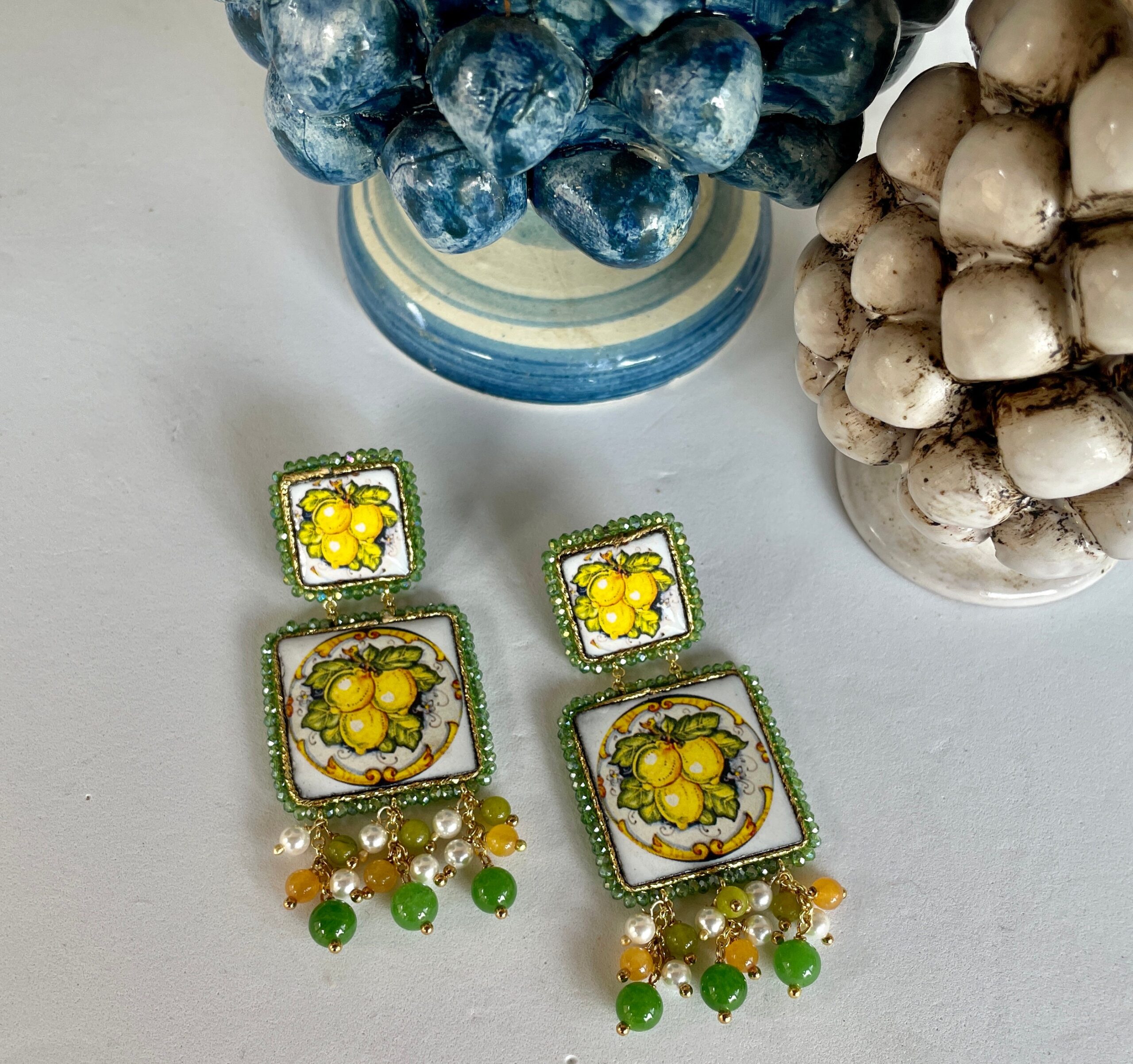 Orecchini siciliani, orecchini con mattonelle di ceramica di Caltagirone, orecchini limoni, argento 925, grappolo pietre dure miste Limoni e Agrumi