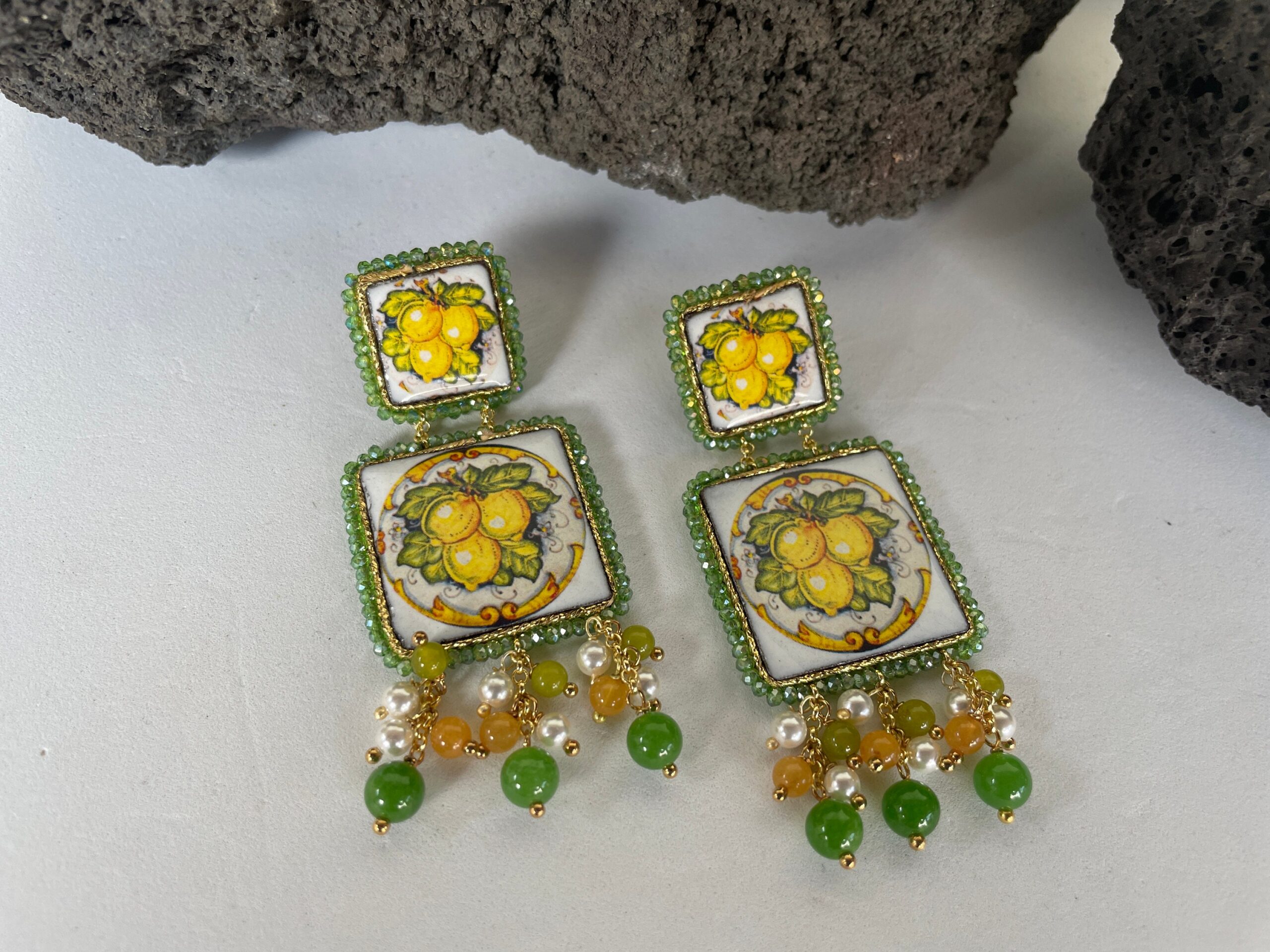 Orecchini siciliani, orecchini con mattonelle di ceramica di Caltagirone, orecchini limoni, argento 925, grappolo pietre dure miste Limoni e Agrumi
