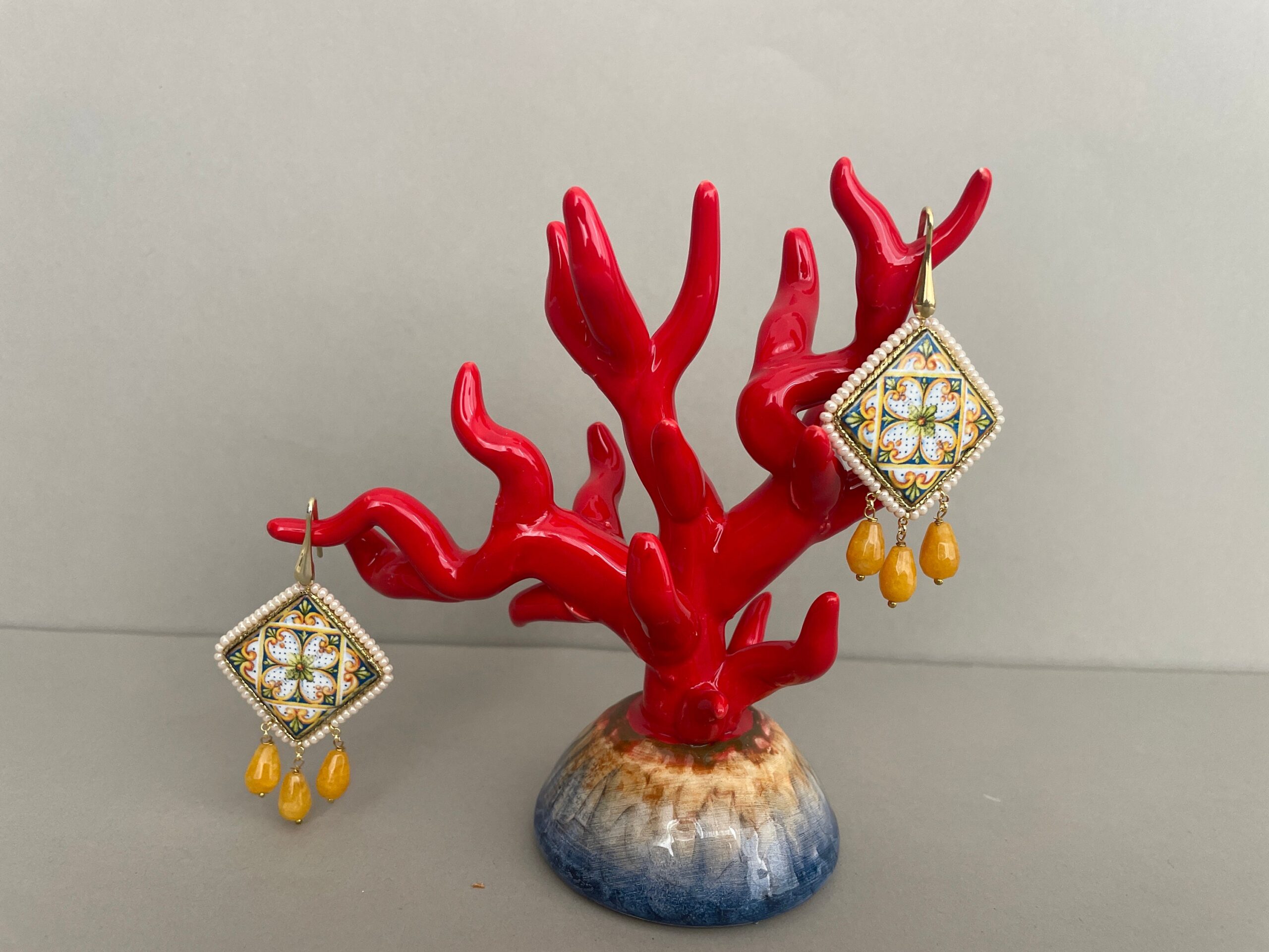 Orecchini argento 925, mattonella ceramica di Caltagirone, agata gialla, orecchini maiolica siciliana, design geometrico. Orecchini con Mattonelle Caltagirone