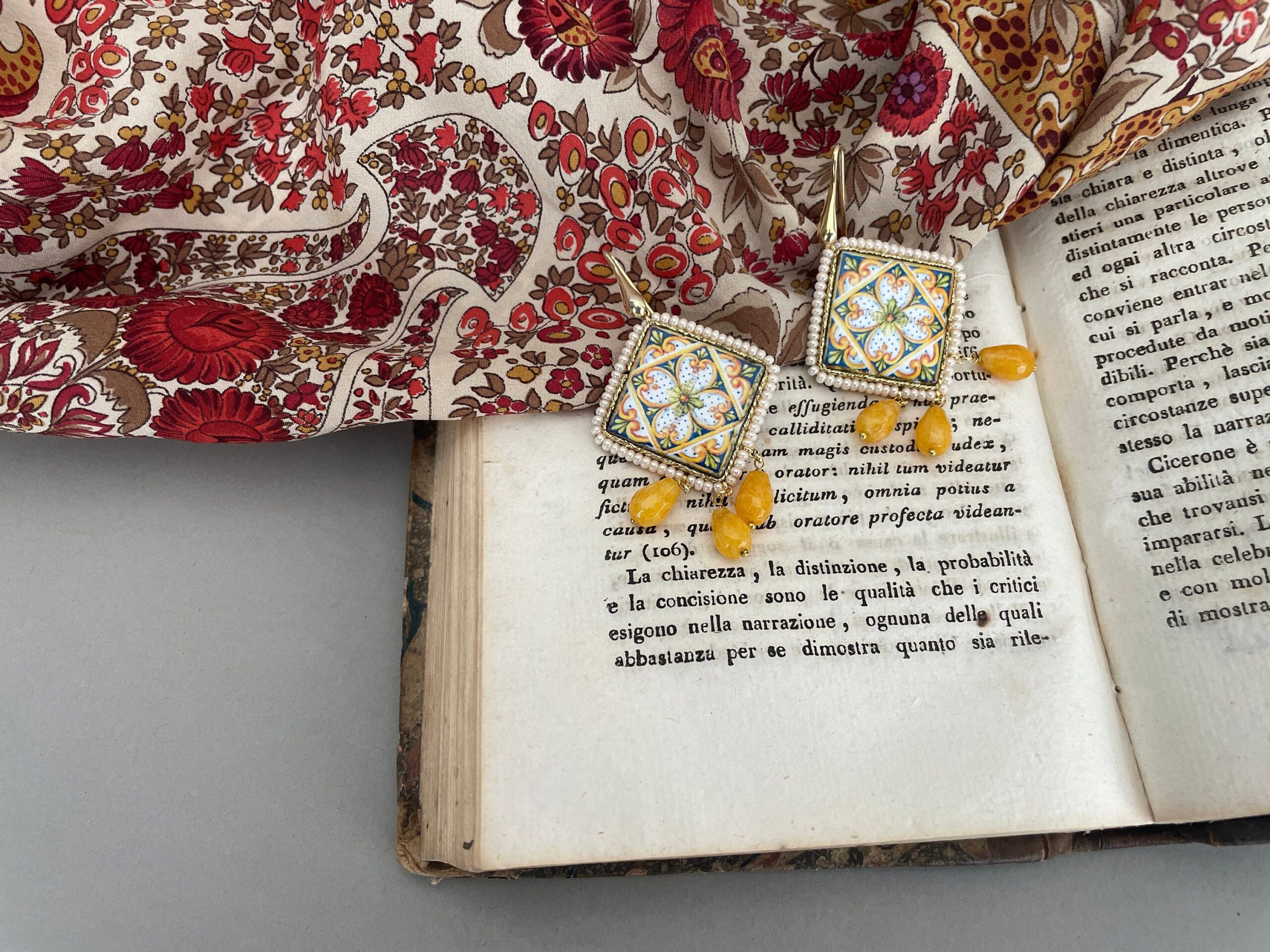 Orecchini argento 925, mattonella ceramica di Caltagirone, agata gialla, orecchini maiolica siciliana, design geometrico. Orecchini con Mattonelle Caltagirone
